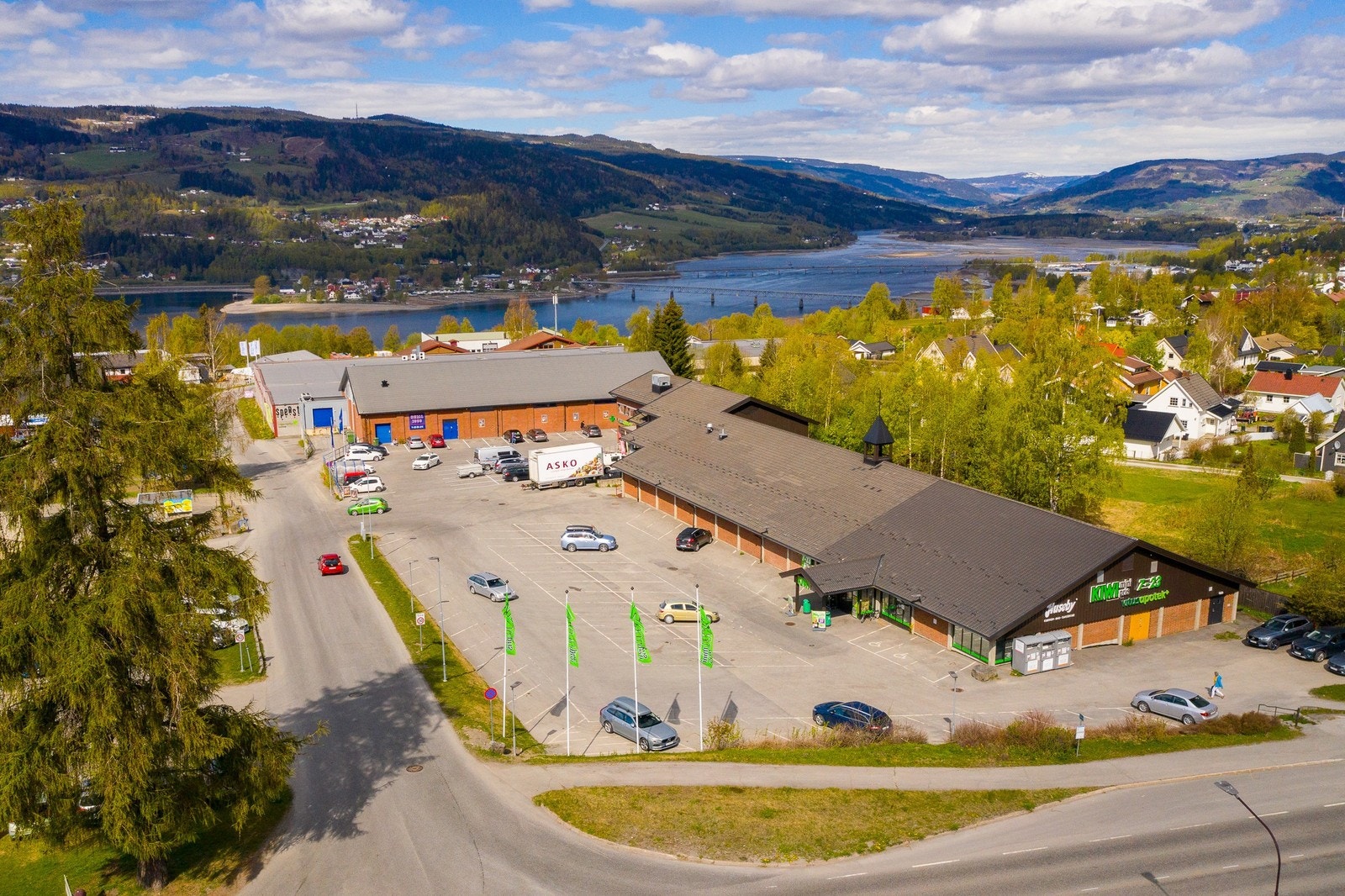 Kort veg til dagligvare, apotek, treningssenter mm. Galleribilde