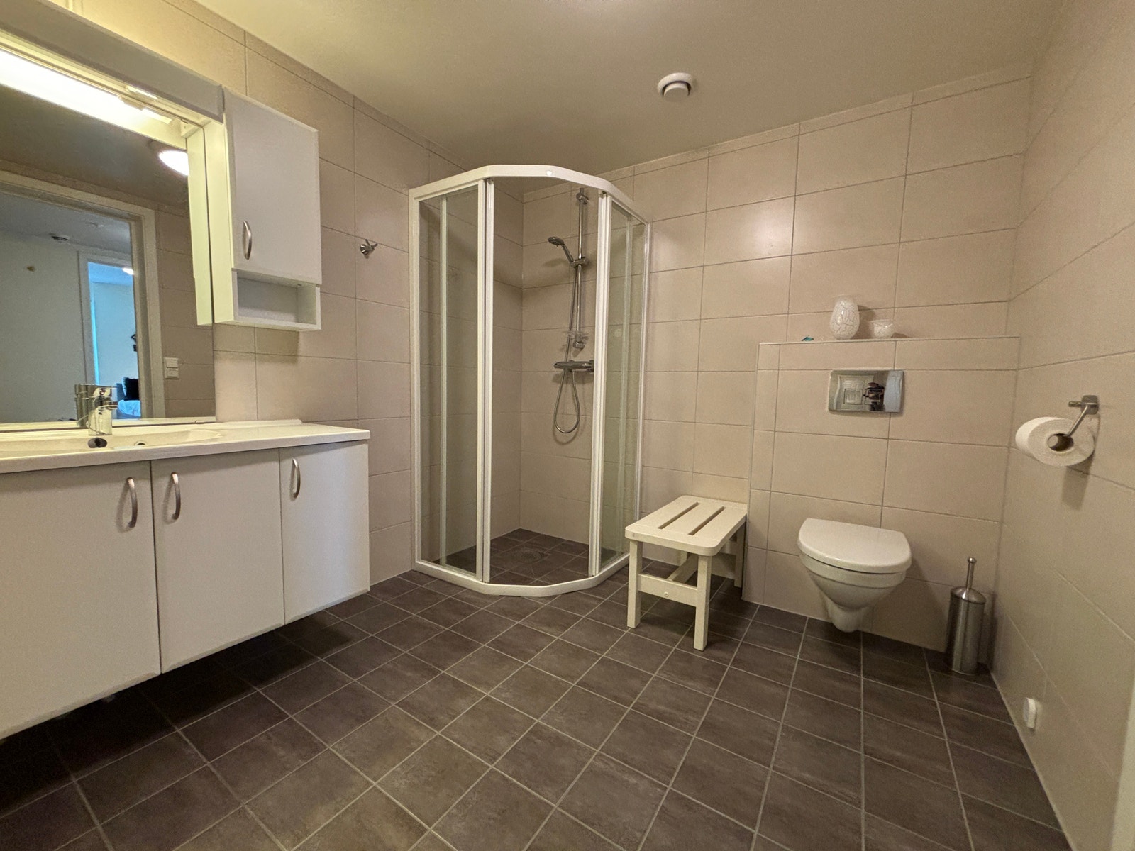 Bad med håndklær og kluter. Hårtørker. Nøytrale dusjprodukter er tilgjengelig og kan benyttes hvis ønskelig. Galleribilde