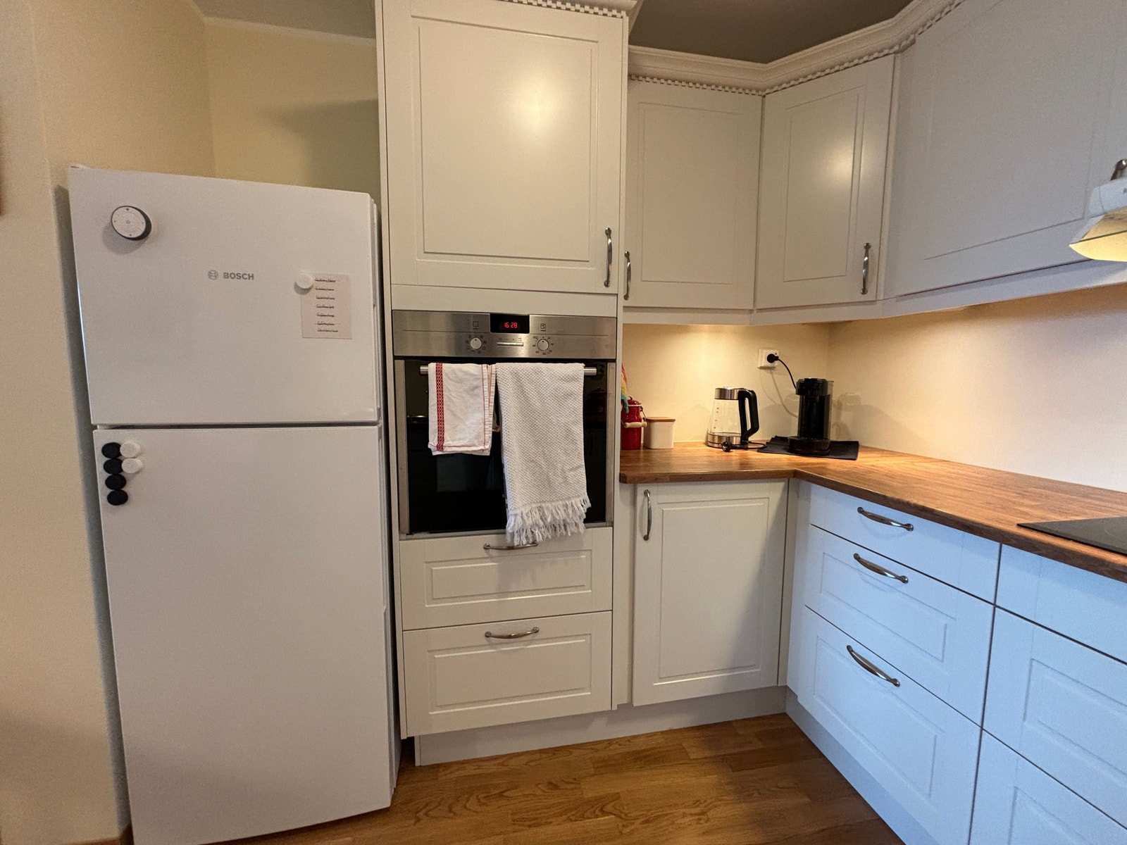 Kjøkkenet har komfyr, stekeovn, kaffemaskin, miksmaster, oppvaskmaskin og kjøleskap med liten fryser. Ikke mikrobølgeovn. Galleribilde