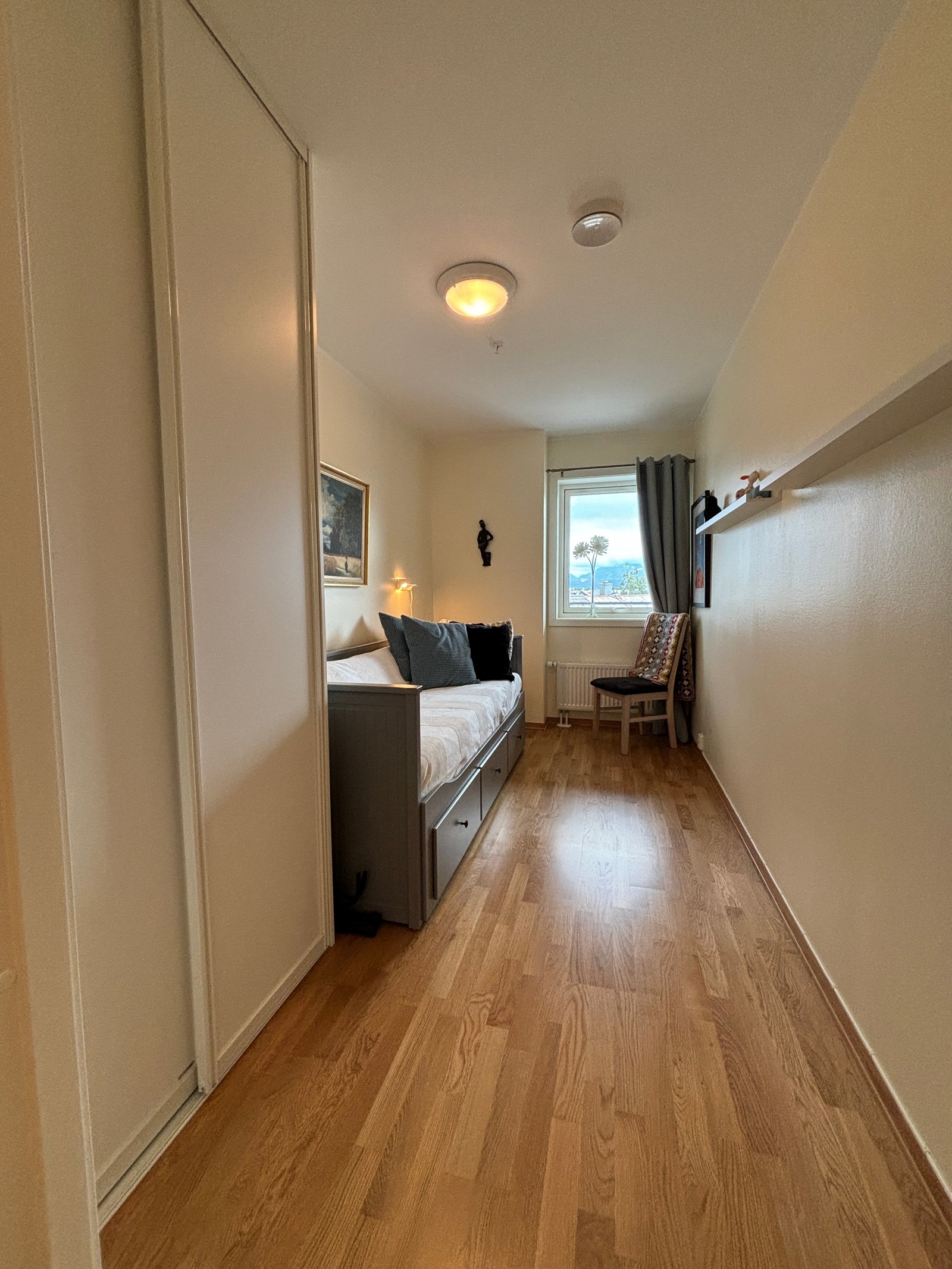 Mindre soverom med uttrekkbar seng for to personer Galleribilde