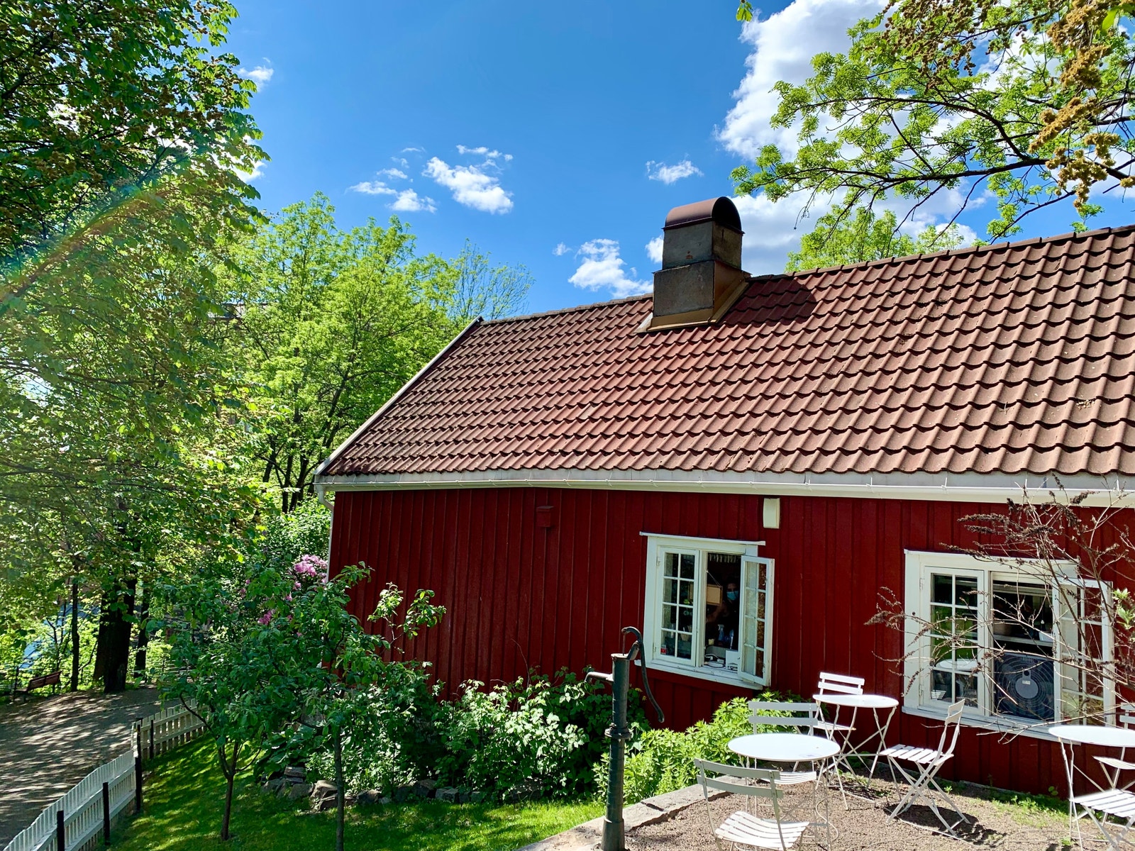 Hønse-Lovisas hus et steinkast unna (et godt steinkast, men dog) Galleribilde