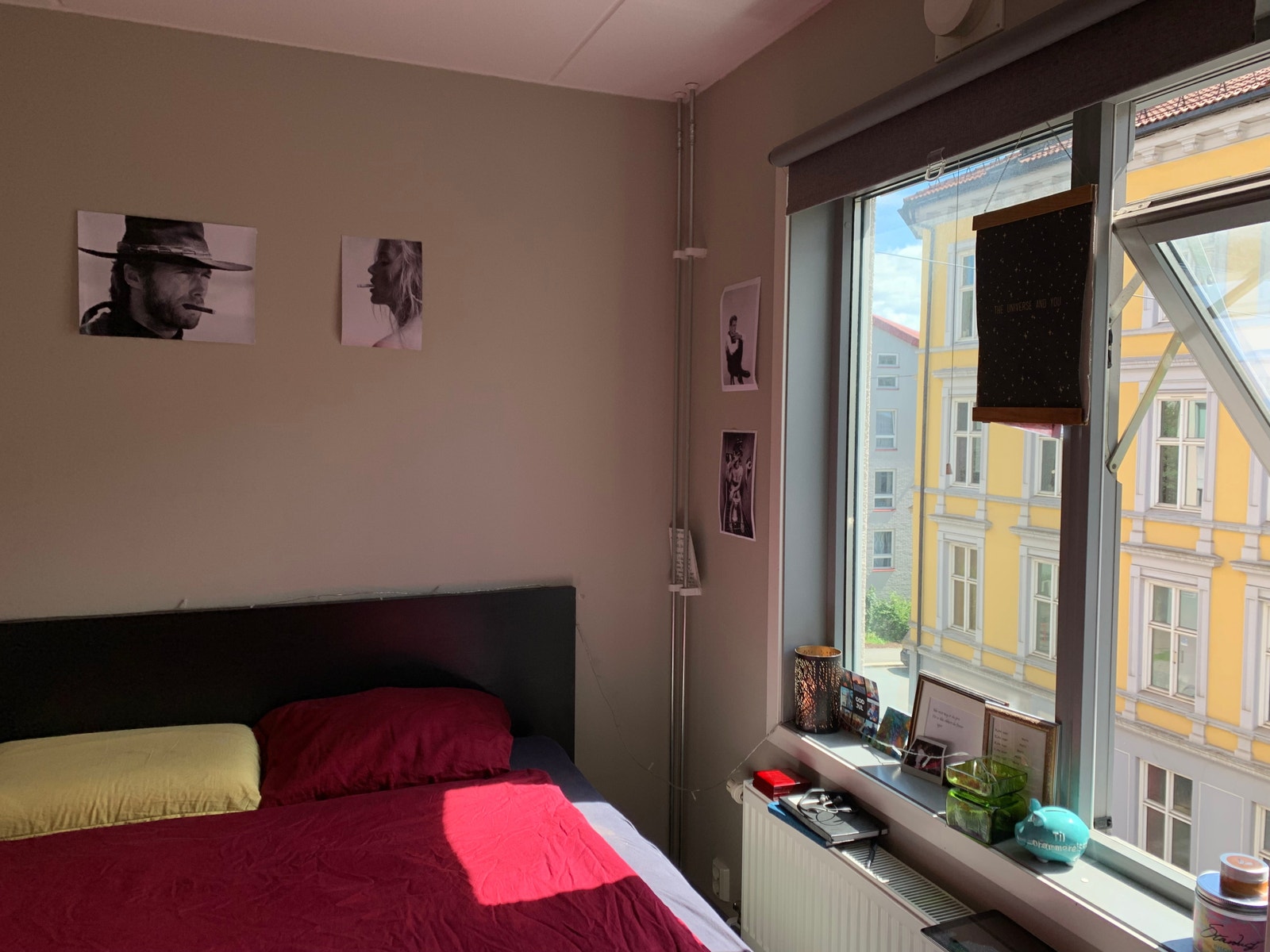 Eksempel på soveromsløsning med 180-seng. Vinduet vender mot rolig sidegate Galleribilde