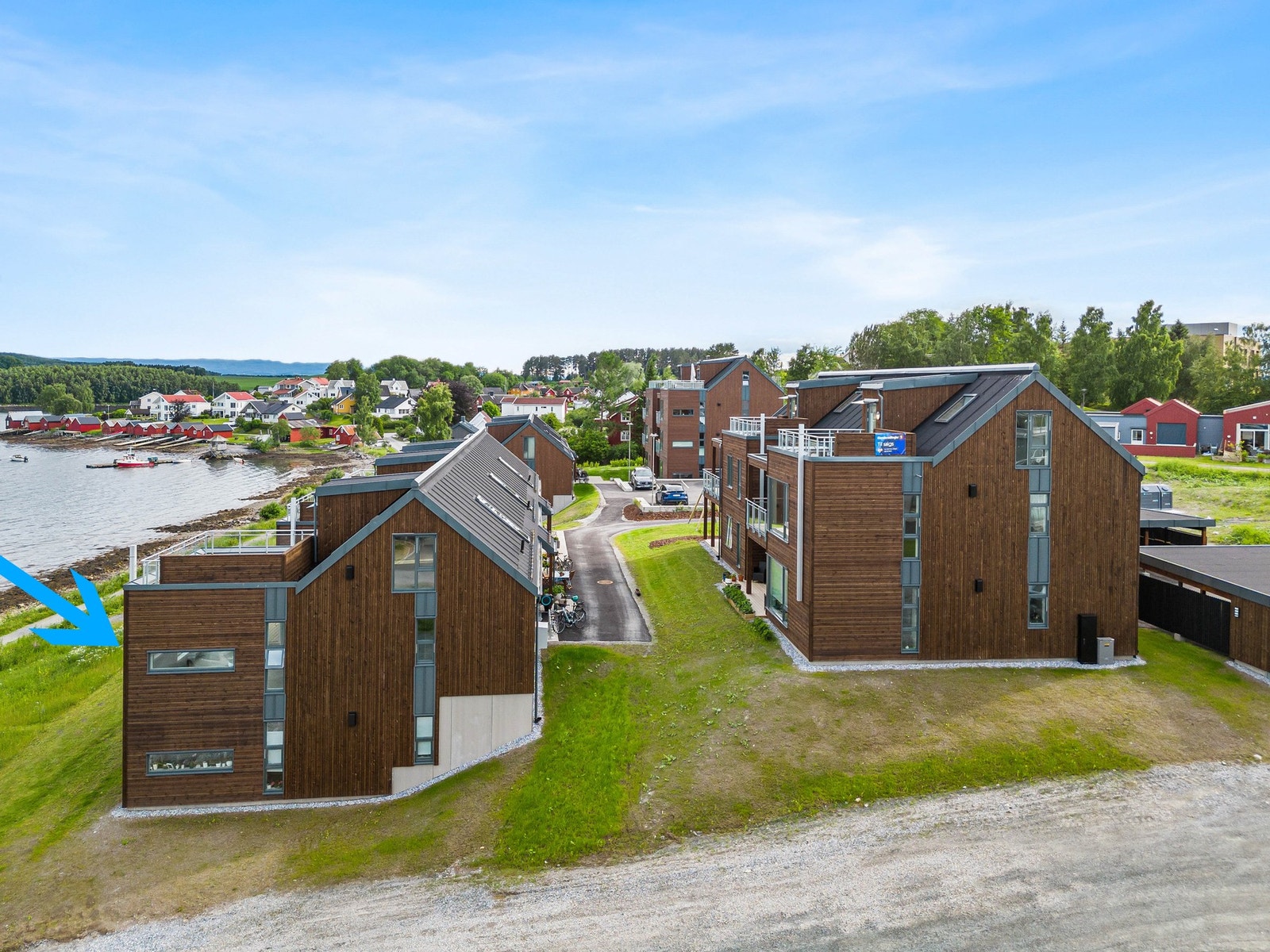 Leiligheten ligger i frontrekken mot sjøen. Carport og sportsbod følger med. Galleribilde