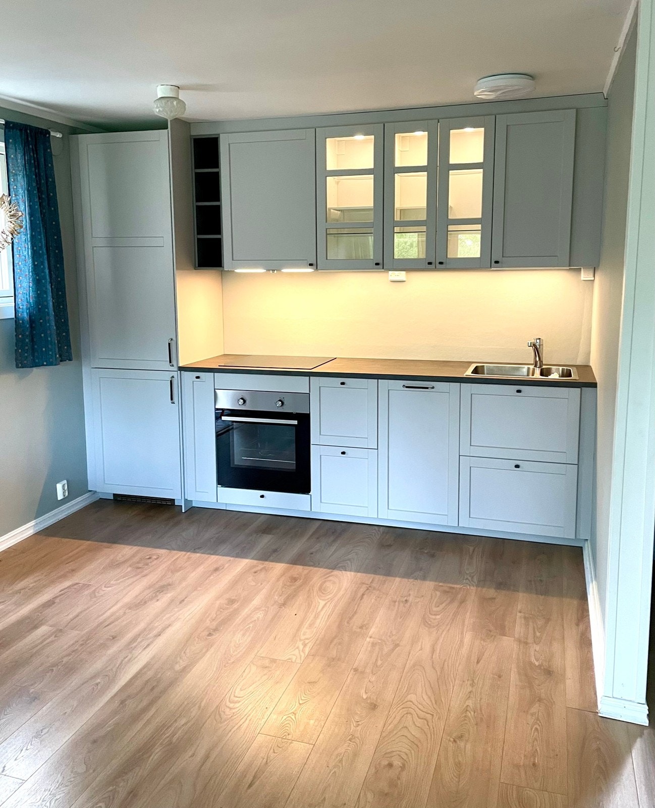 Kjøkken med plass til spisebord. Galleribilde