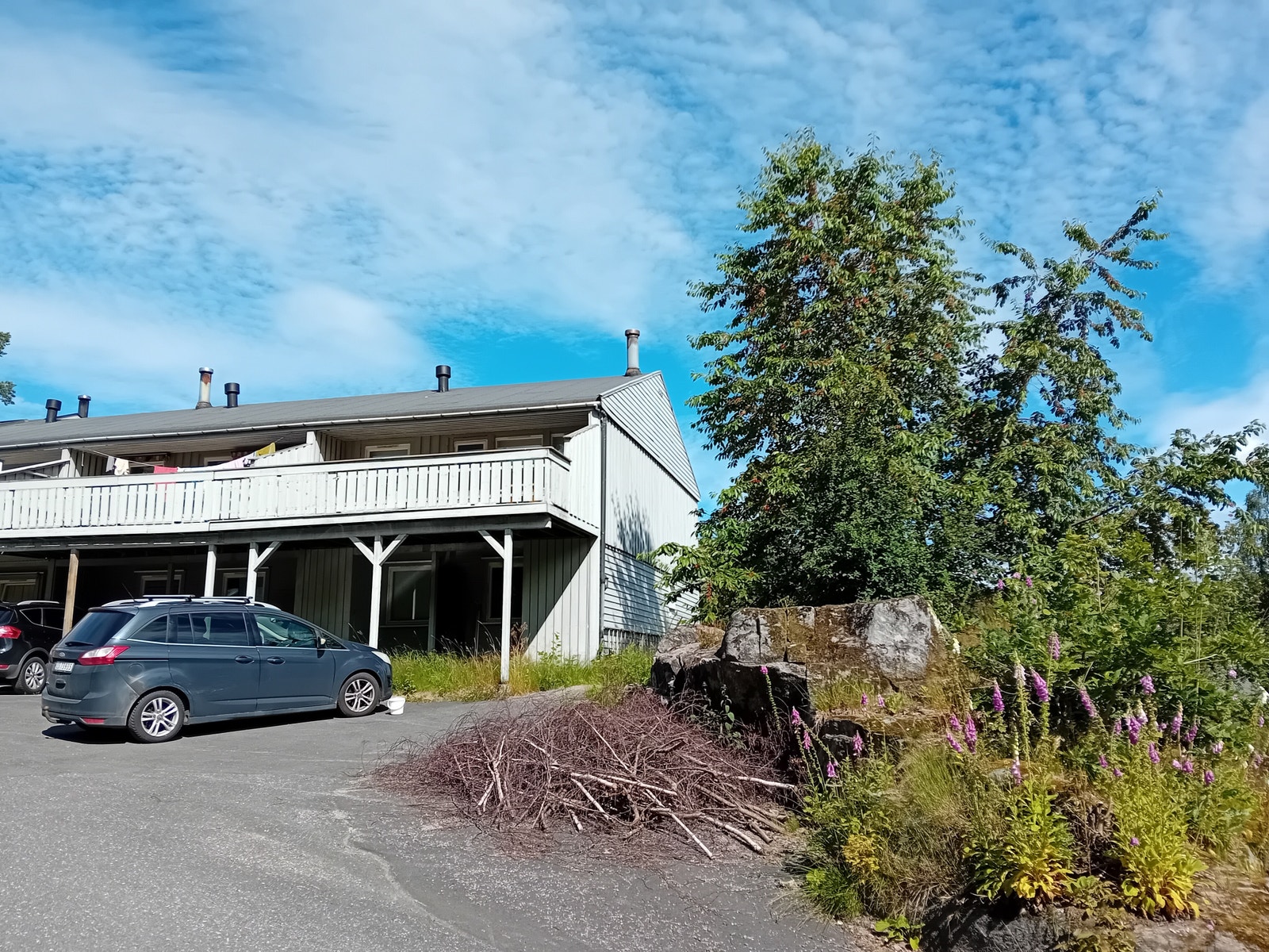 Høyt og fritt beliggende, må oppleves! Bilparkering til flere utenfor huset. Galleribilde
