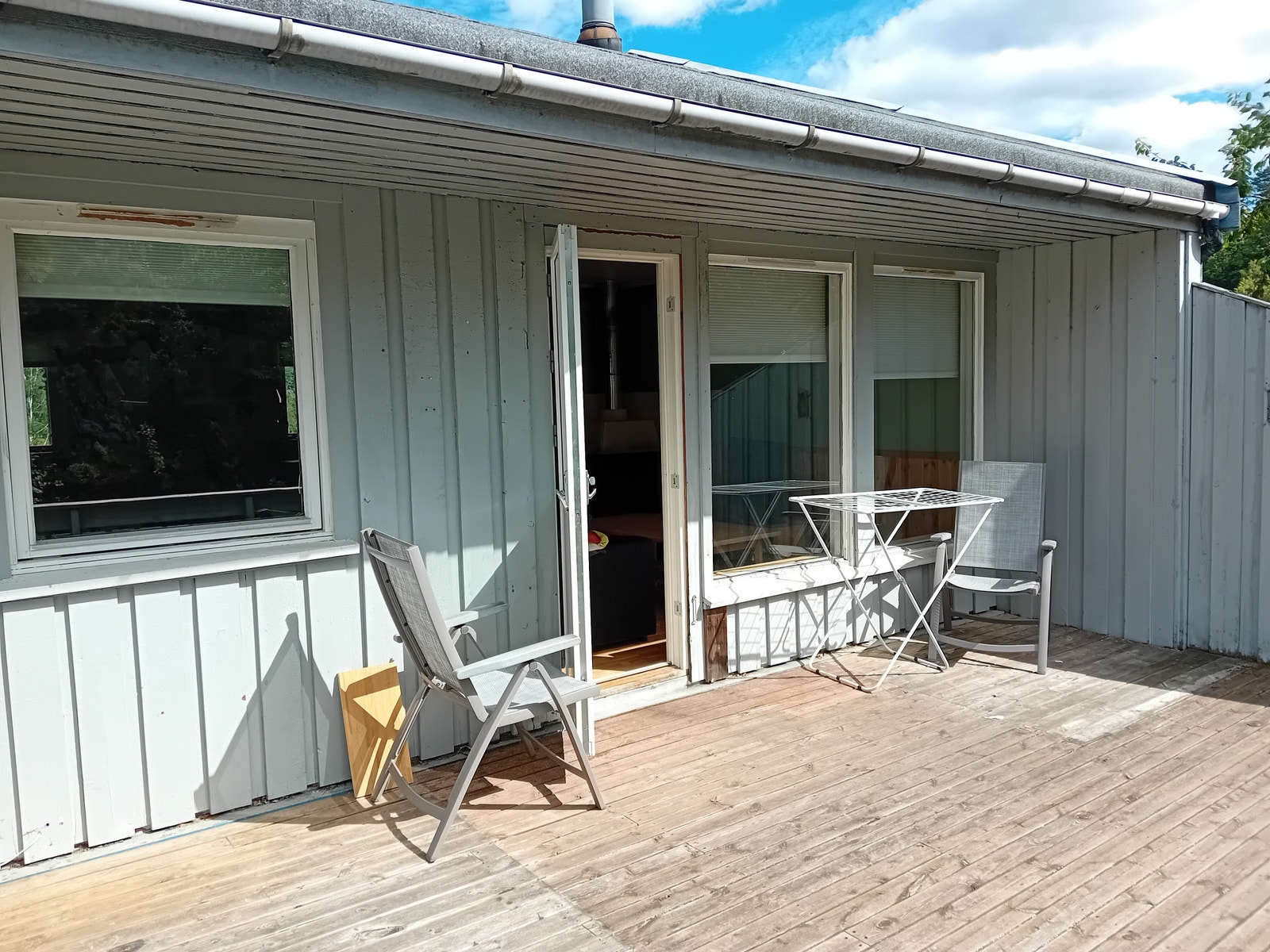 Stor solrik terrasse fra sen morgen til kveld. Galleribilde