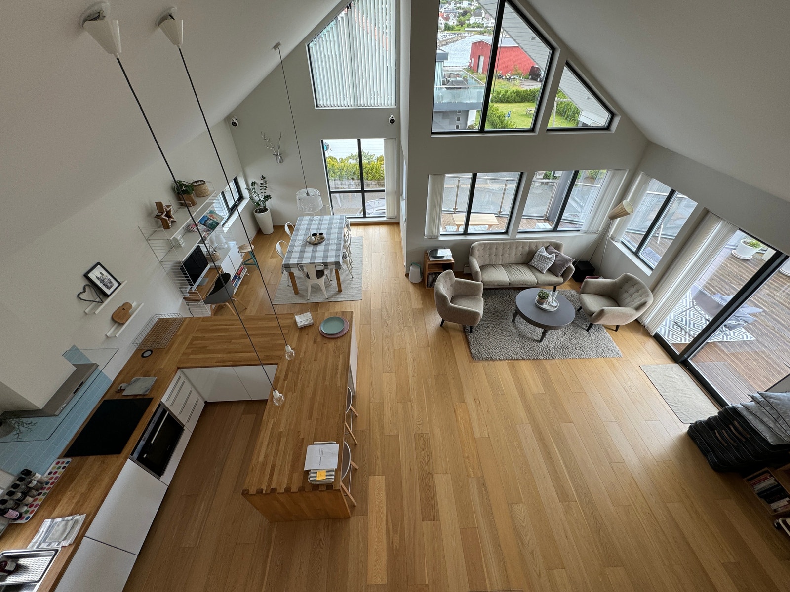 Oversikt over stue, kjøkken og spiseplass . Galleribilde