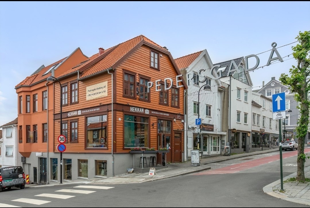 Nærområdet. Populære "Pedersgaten" med en rekke restauranter m.v. Galleribilde