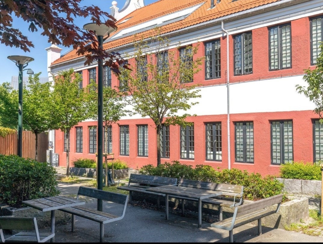 Nærområdet. Bildet tatt av nabobygget, som inneholder boliger. Galleribilde