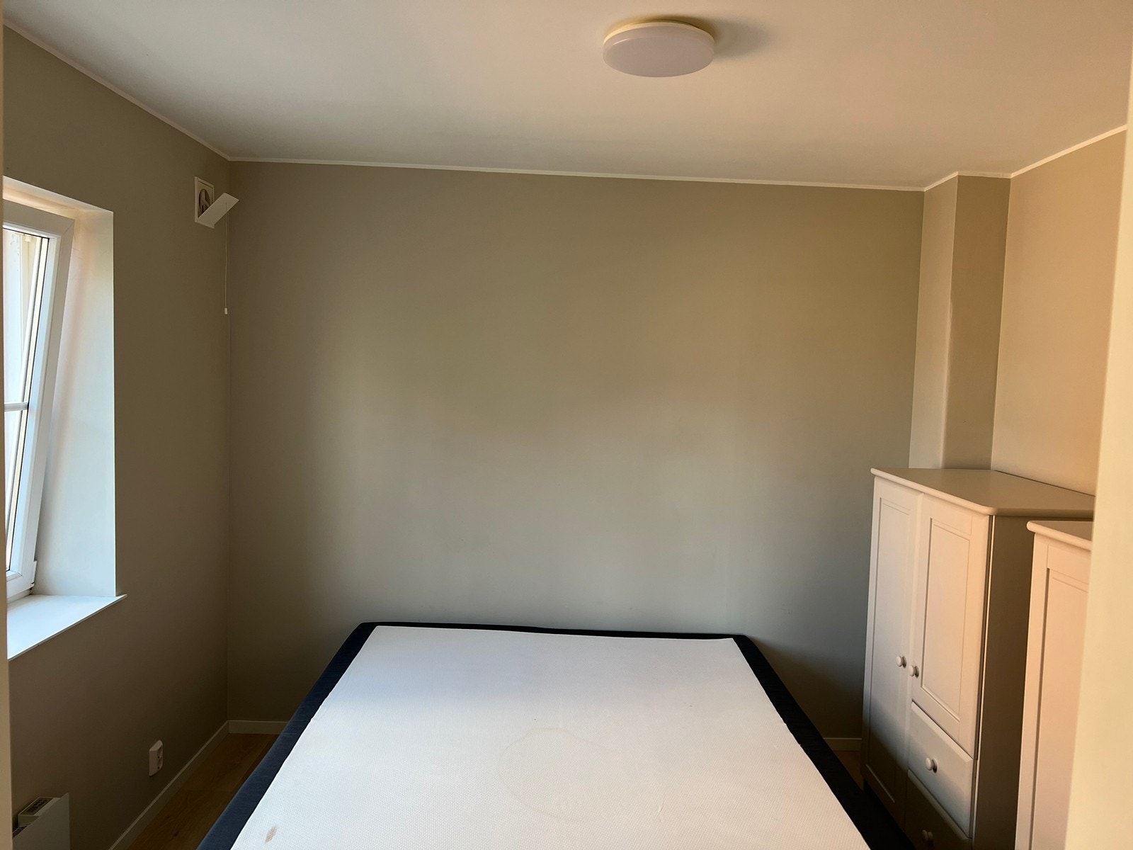 Soverom med skap Galleribilde