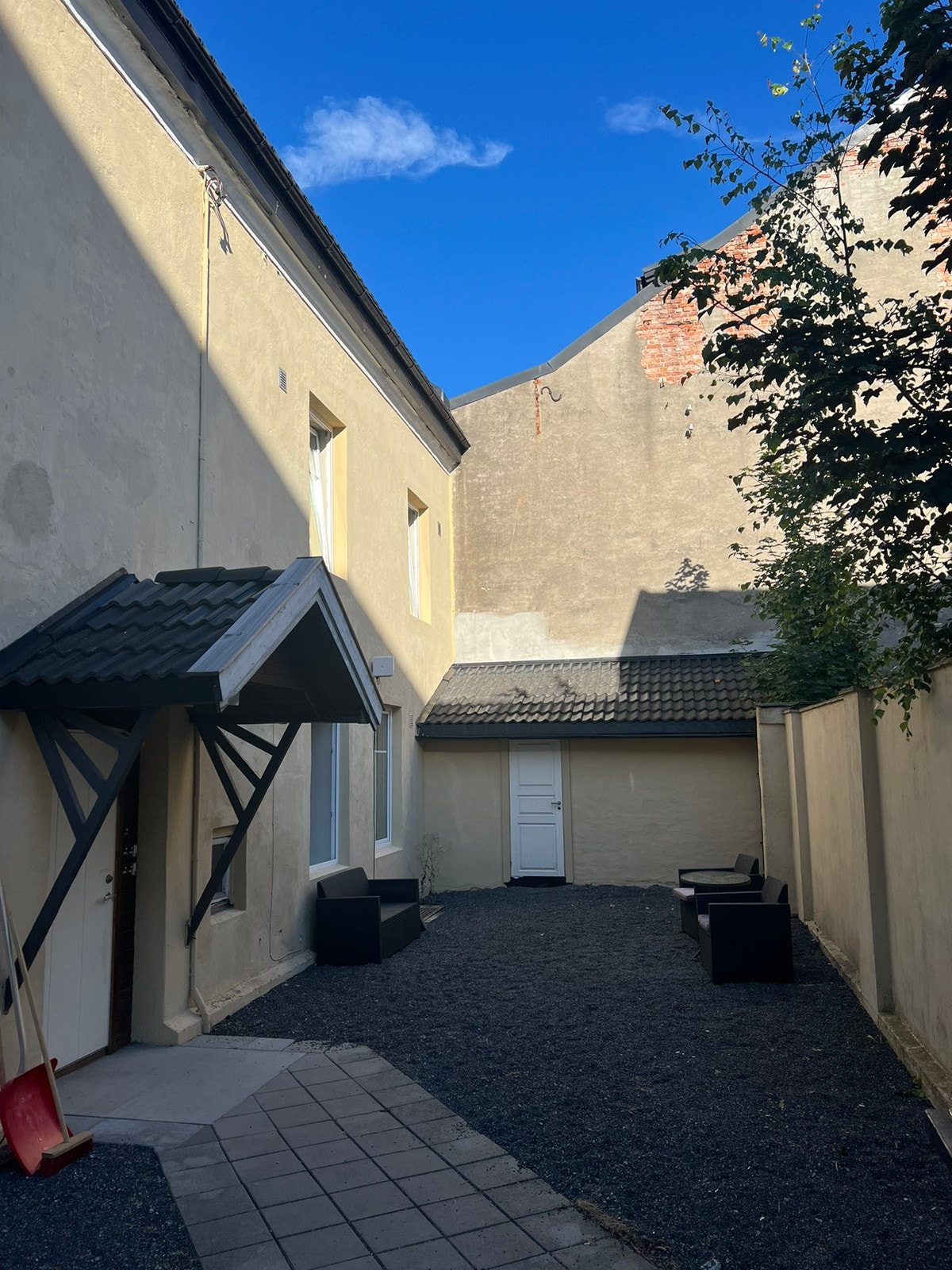 Hyggelig bakgård Galleribilde