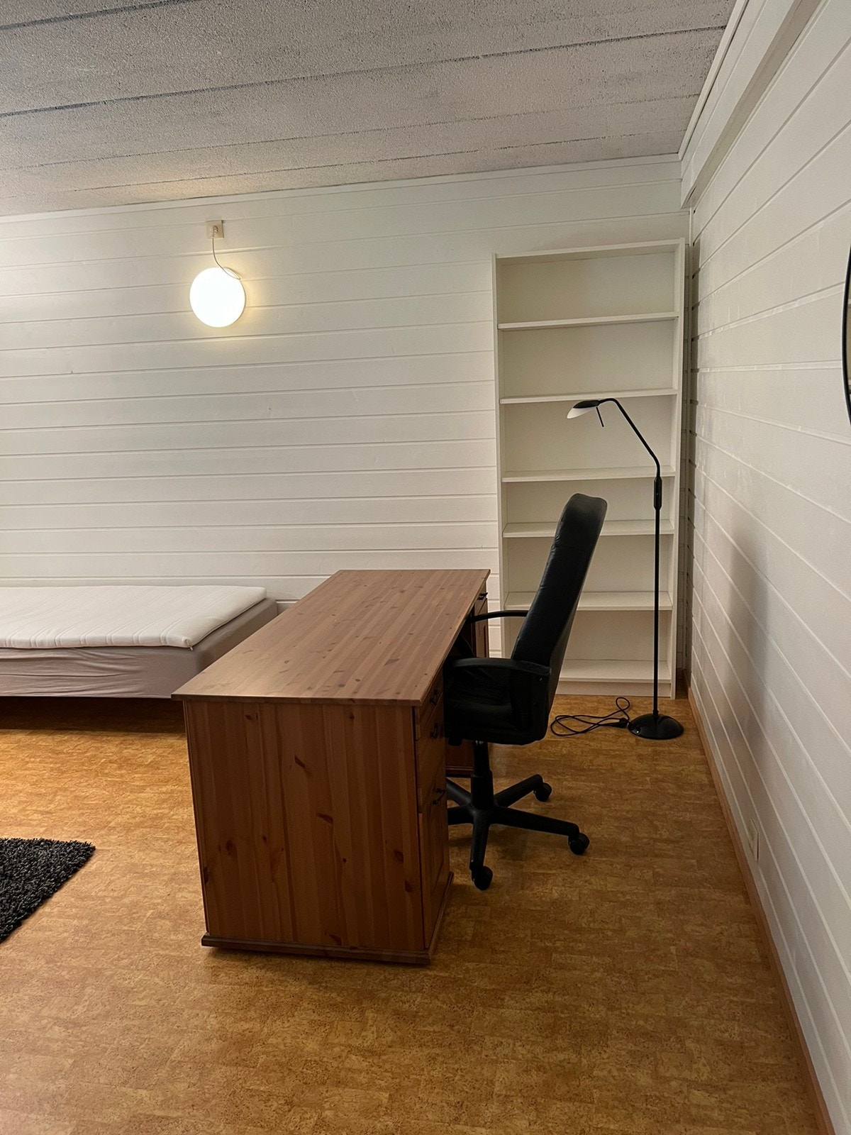 Utleid. Hybel nr. 3. 16,5 kvm. God arbeidsplass for pc og studier med kontorstol og bokhylle. Galleribilde