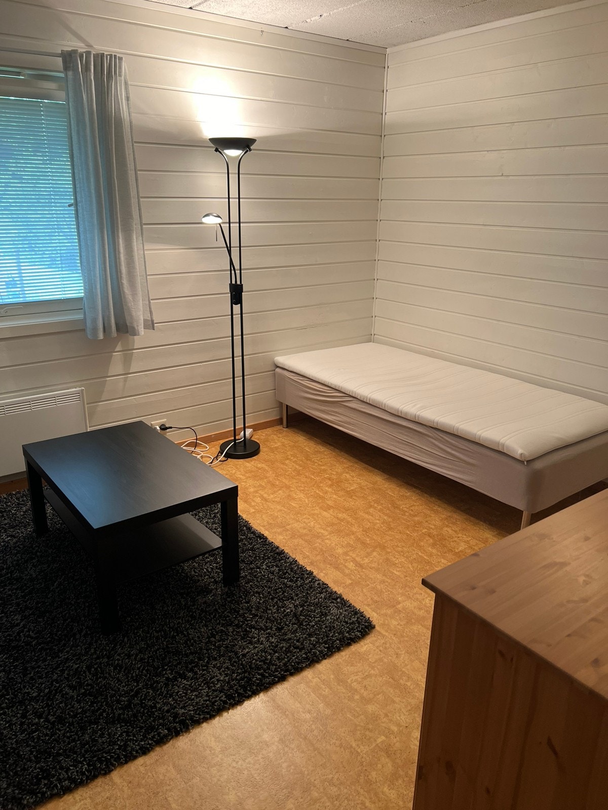 Utleid. Hybel nr. 3. 16,5 kvm. Seng og skrivepult til høyre Galleribilde