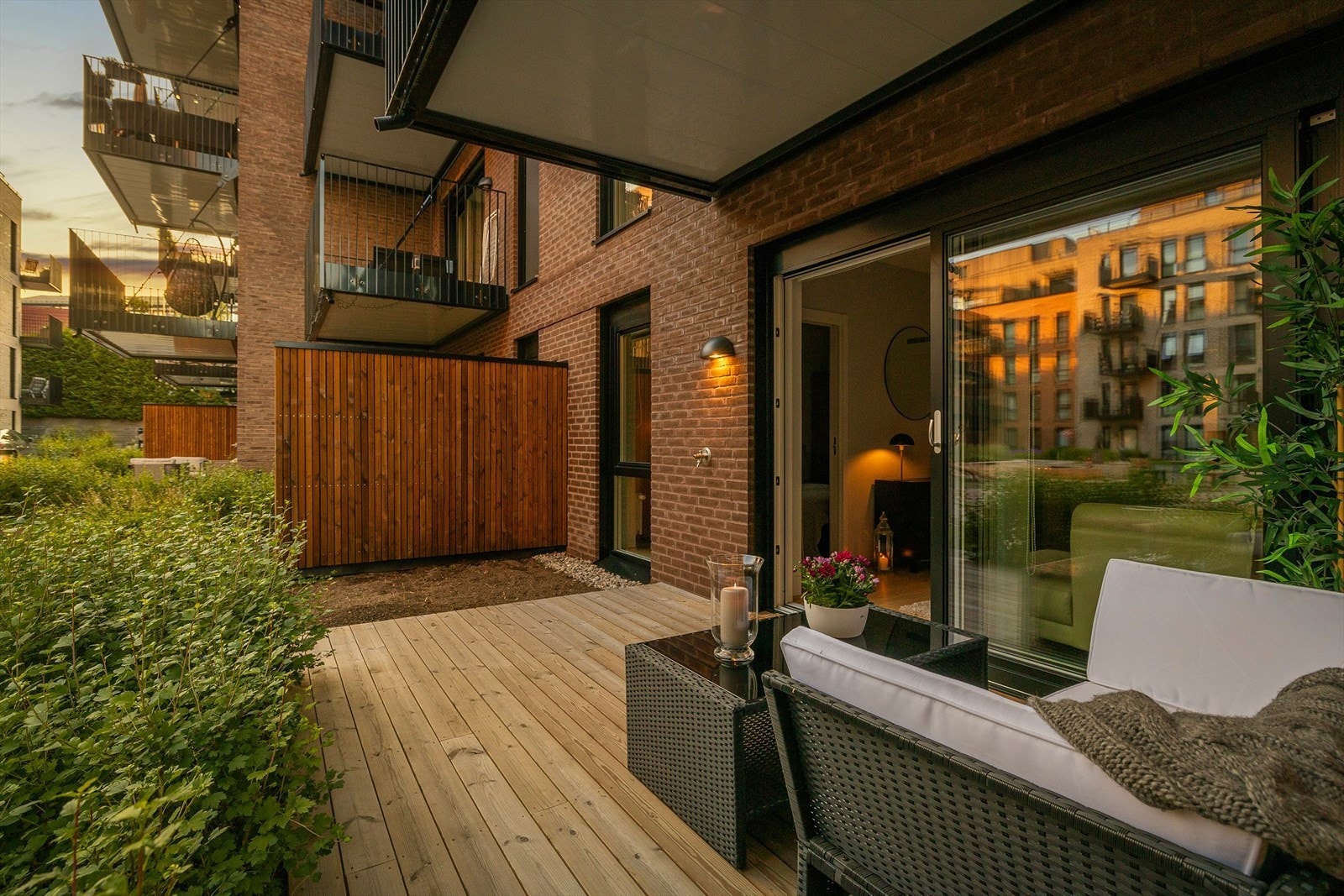 Overbygd uteplass med gode solforhold og beplantning Galleribilde