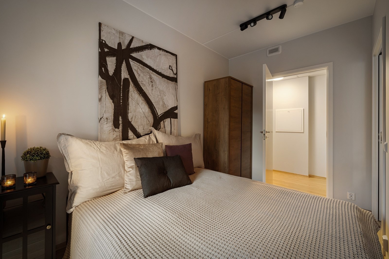 "Walk-in" garderobe via soverommet Galleribilde