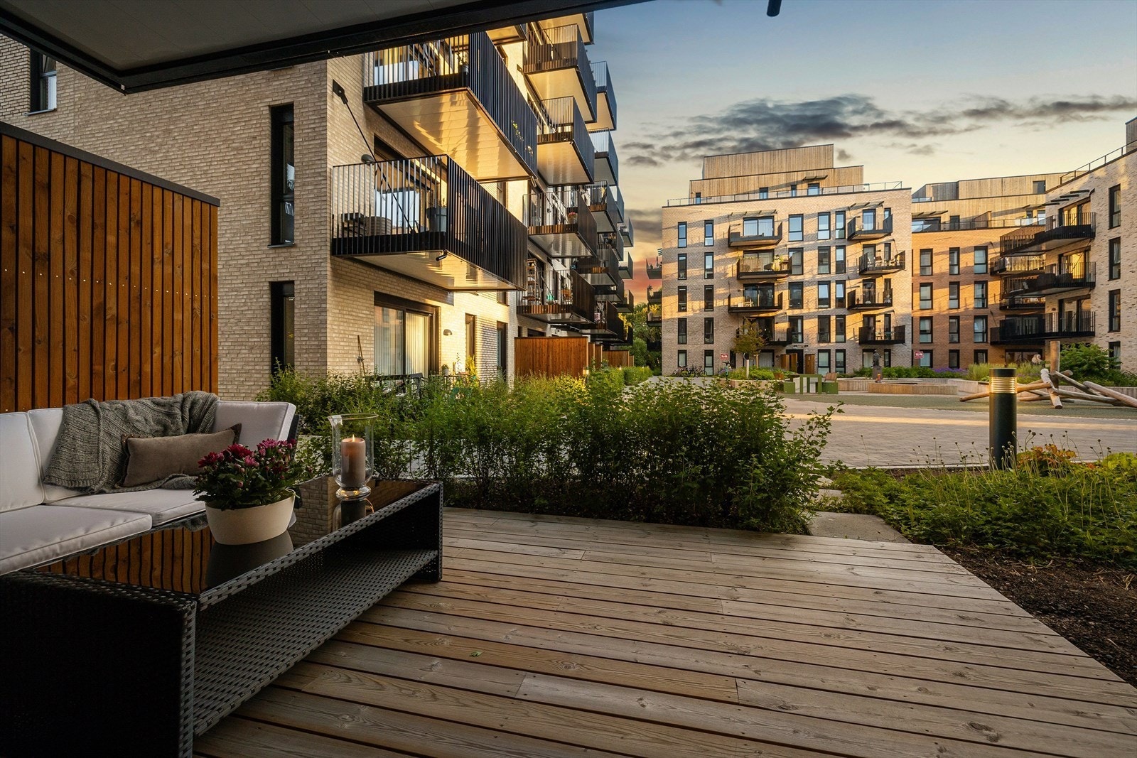 Overbygd uteplass med gode solforhold og beplantning Galleribilde