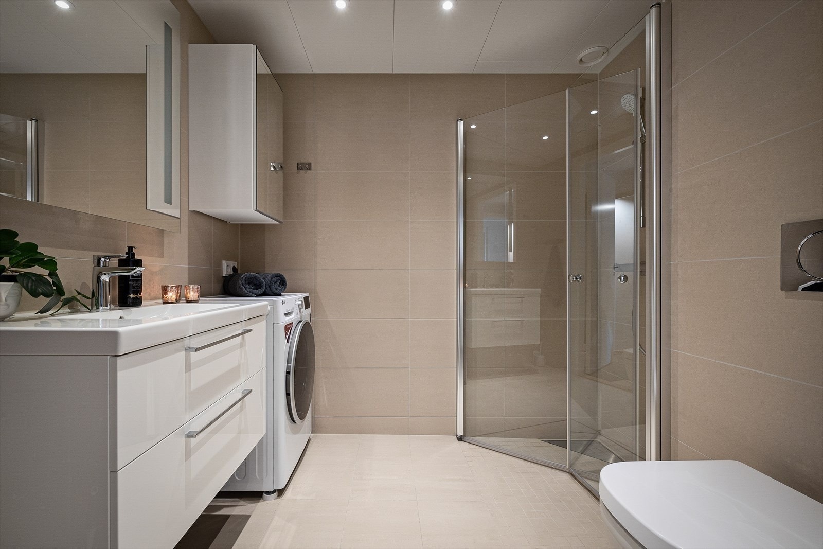 Moderne bad med vask/tørk kombi Galleribilde