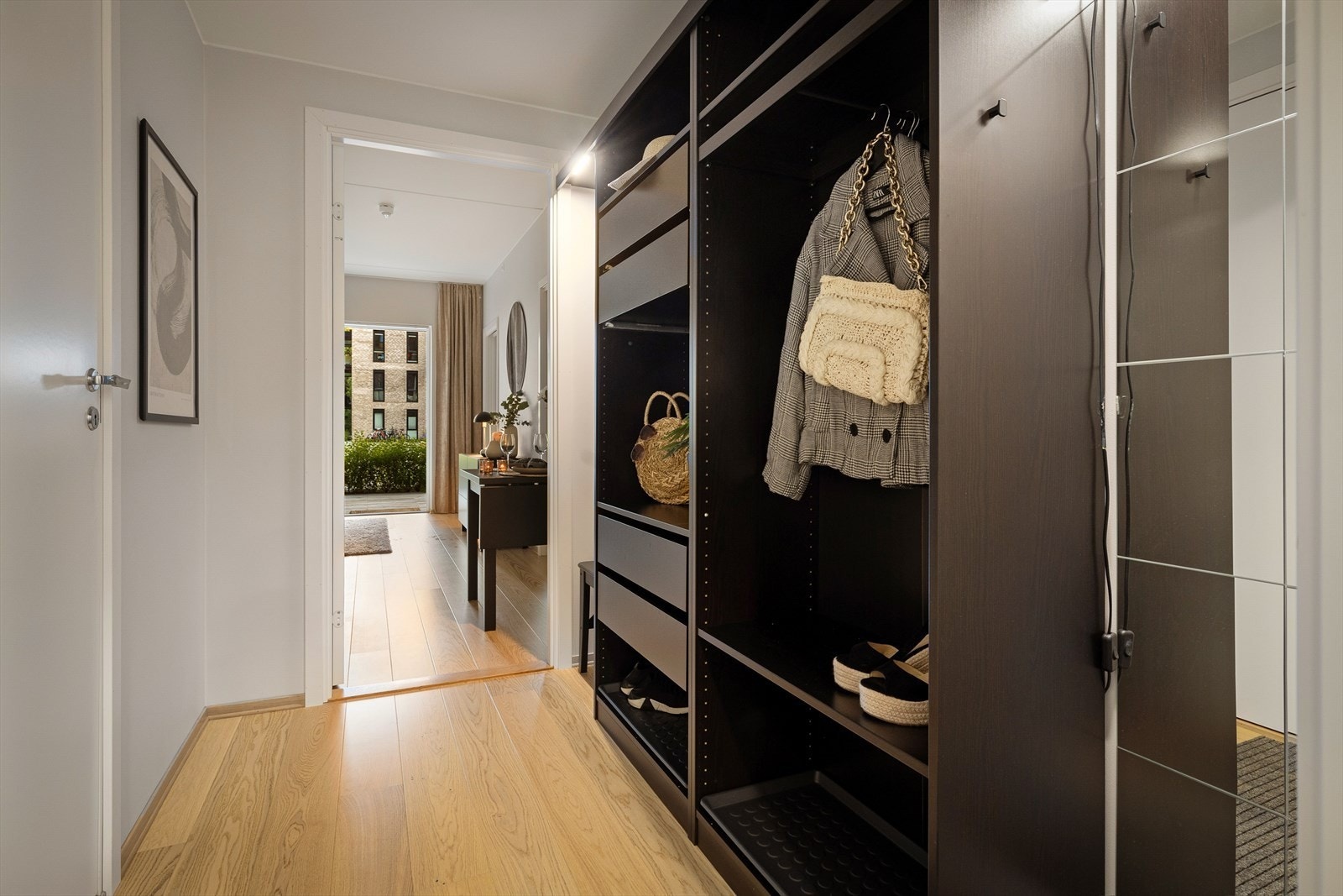 Garderobeskap i gangen Galleribilde