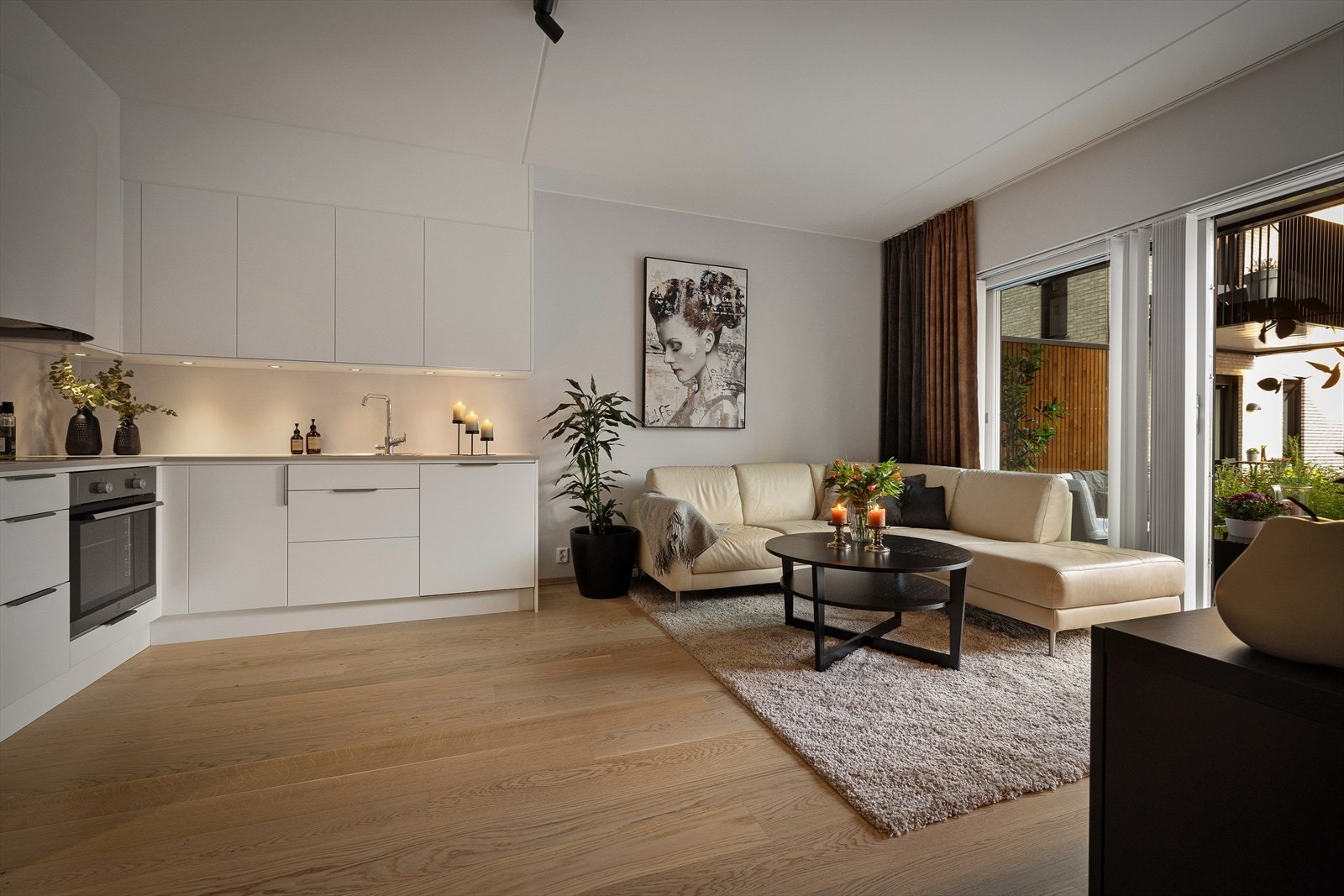 Stue og kjøkken i åpen løsning Galleribilde