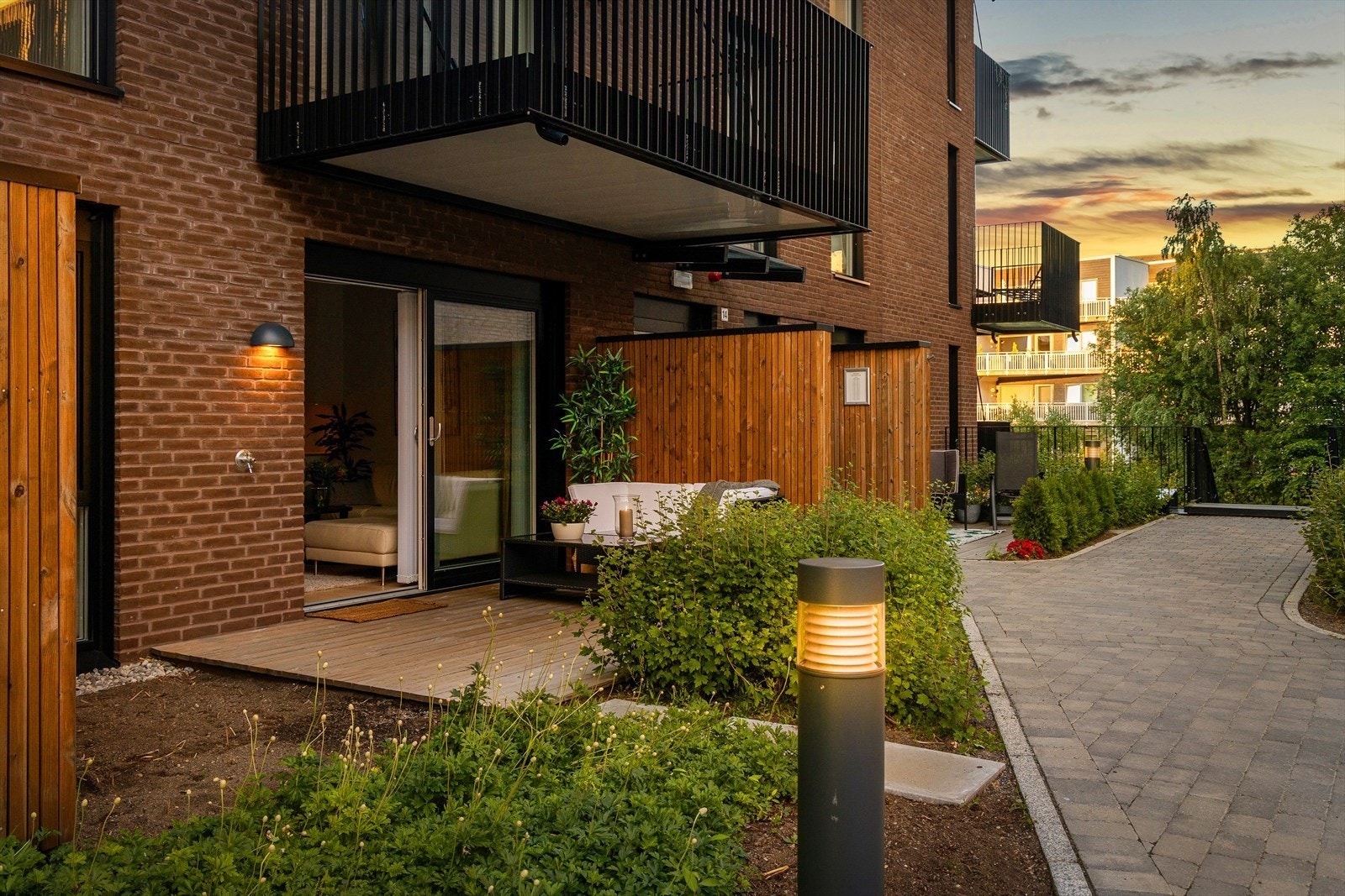 Overbygd uteplass med gode solforhold og beplantning Galleribilde