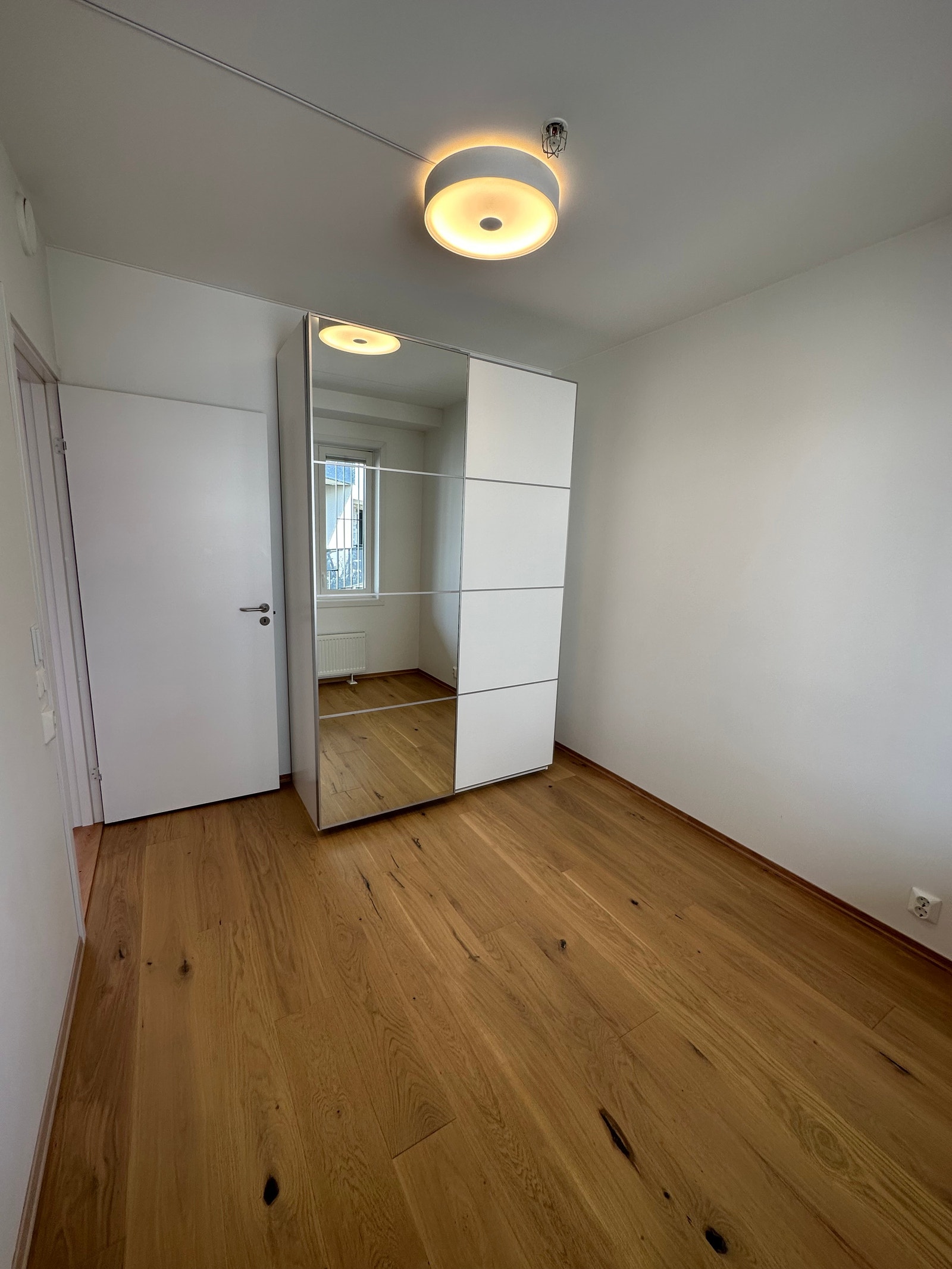 Soverom 3 - Pax skyvedørsgarderobe med speilfront Galleribilde