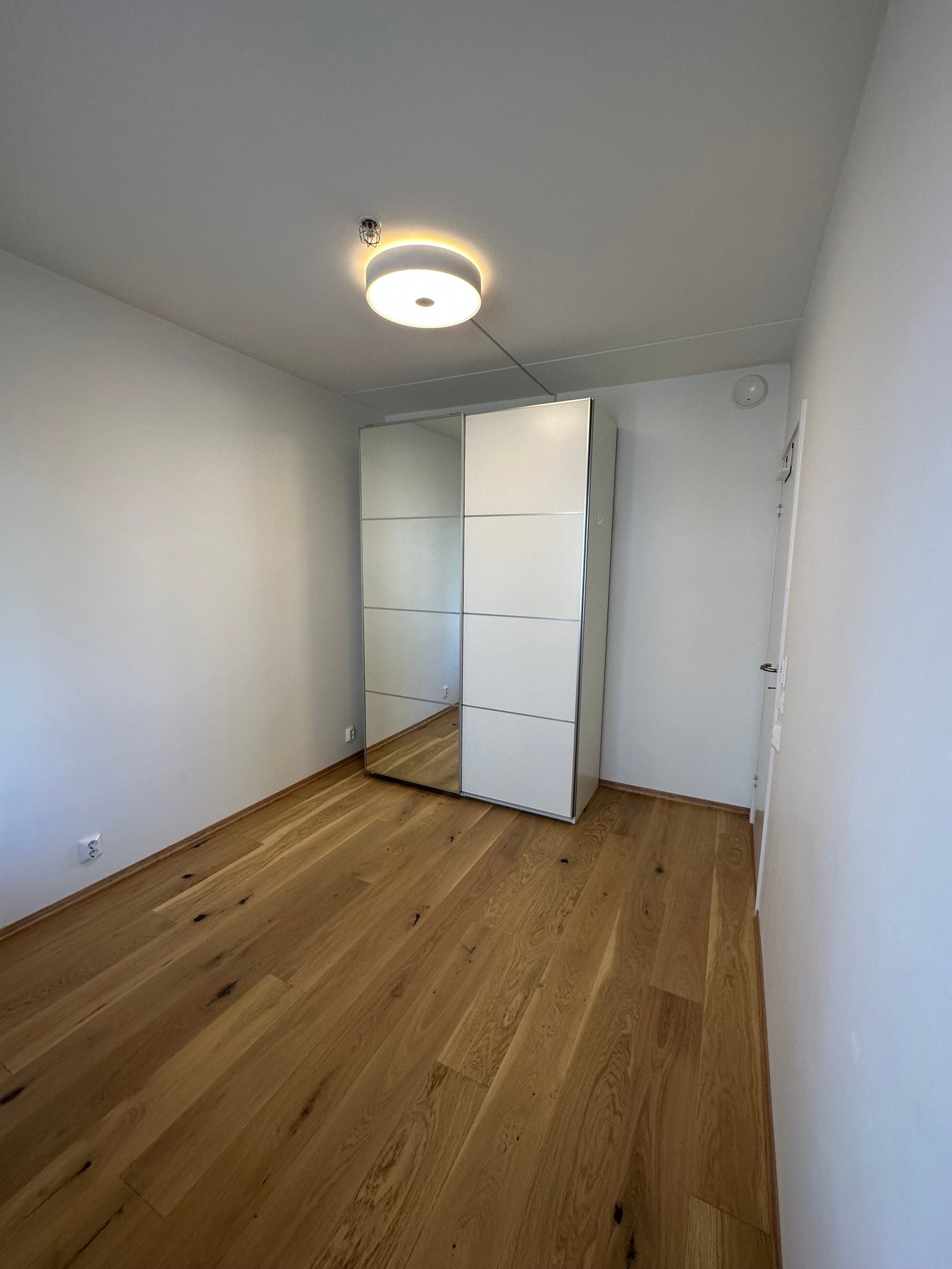 Soverom 2 - Pax skyvedørsgarderobe med speilfront Galleribilde