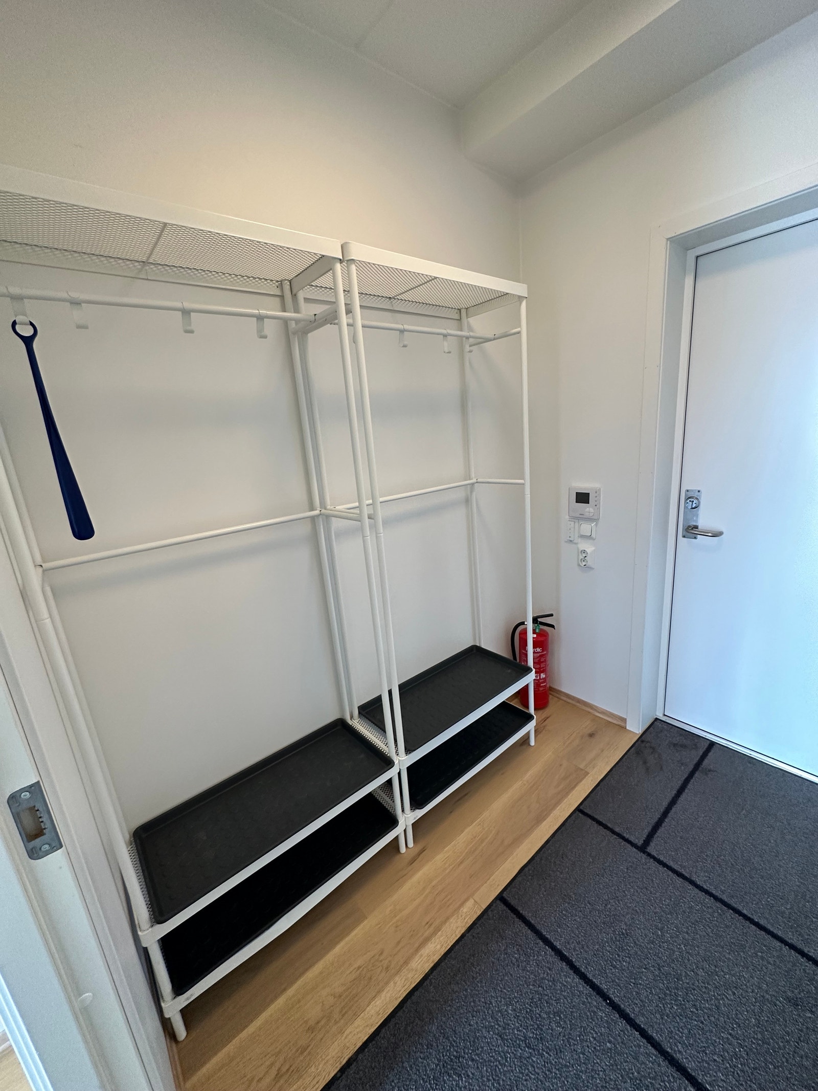 Gang med 2 stk garderobe oppheng/skohylle Galleribilde