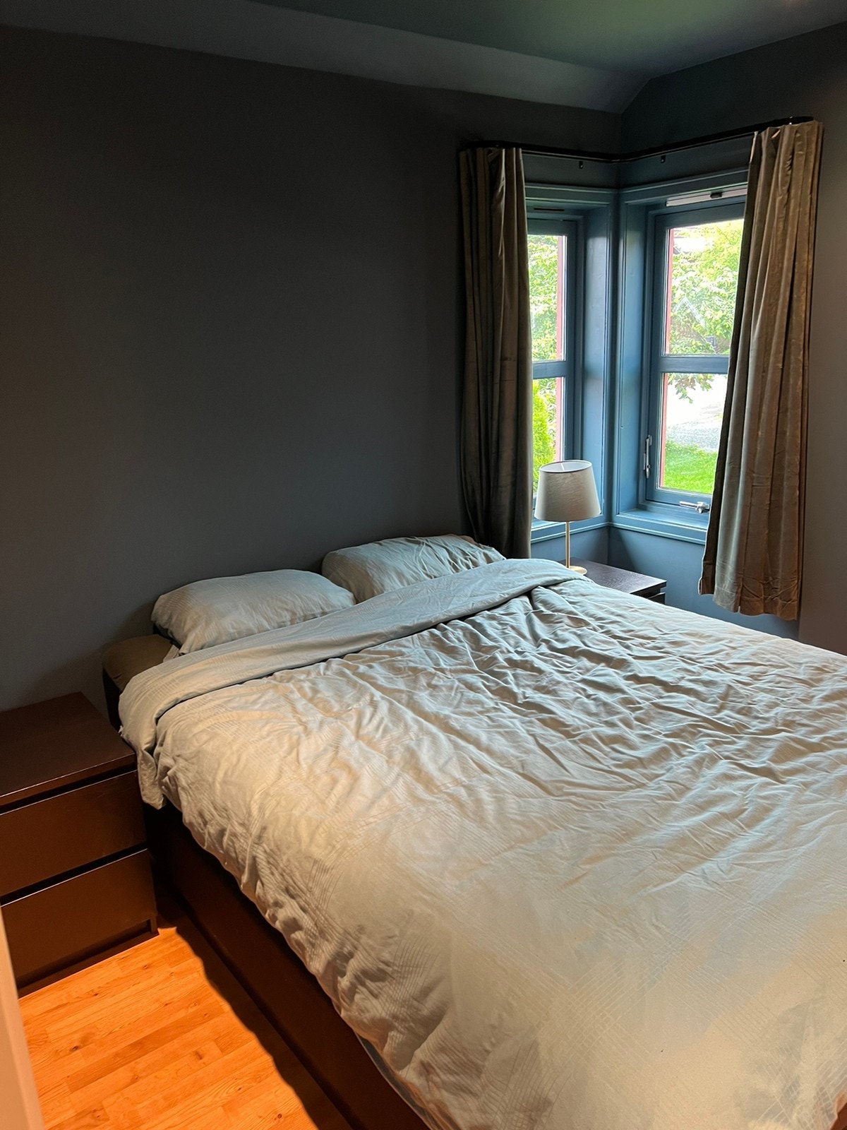 Soverom med inngang til bad og stue, har ikke seng lengre Galleribilde