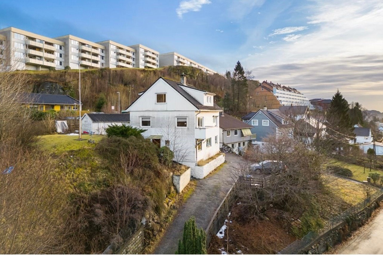 Leiligheten har balkong og fast parkering, midt i bygget Galleribilde