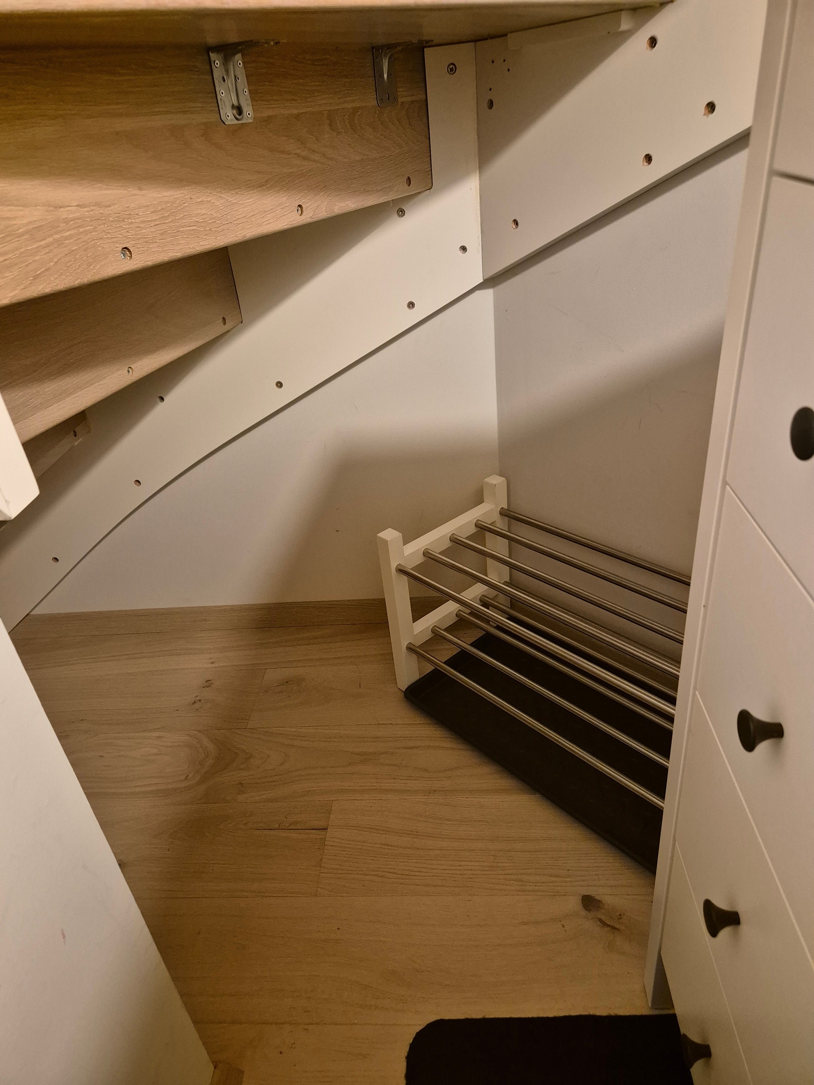 Lagringsrommet har plass til kommode, skostativ og garderobestang, samt noe øvrig lagring på gulv. Rommet har også et fryseskap. Innredning kan velges av leietager. Galleribilde