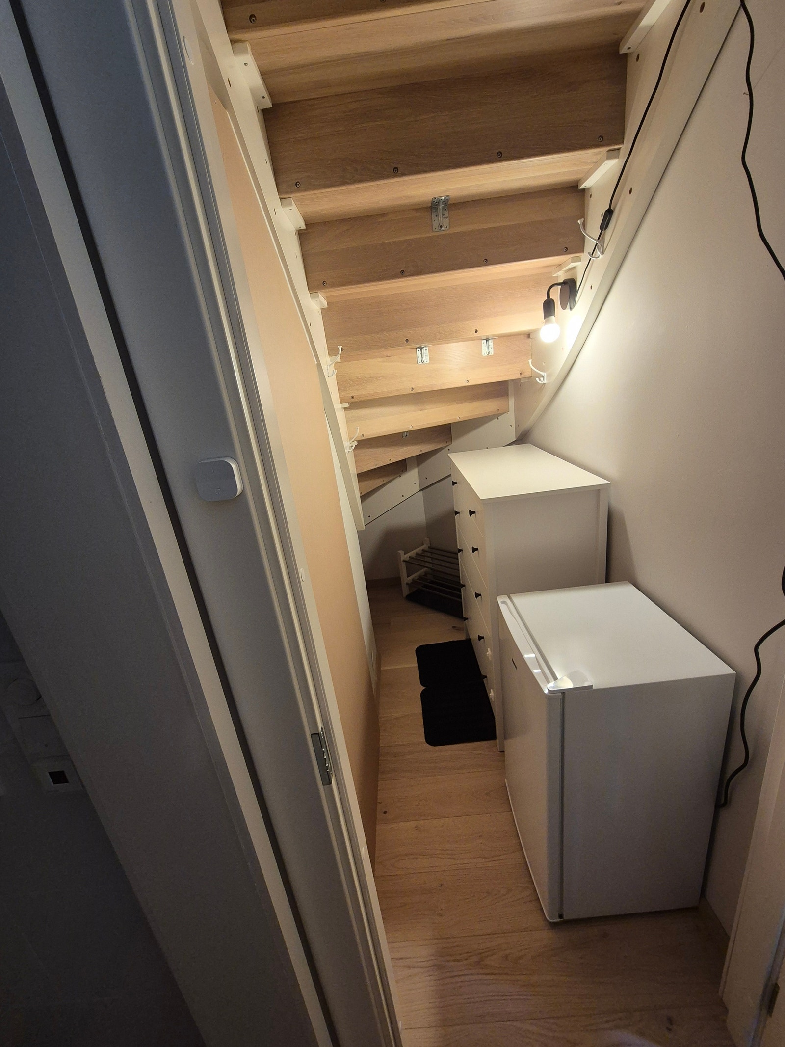 Lagringsrommet har plass til kommode, skostativ og garderobestang, samt noe øvrig lagring på gulv. Rommet har også et fryseskap. Innredning kan velges av leietager. Galleribilde