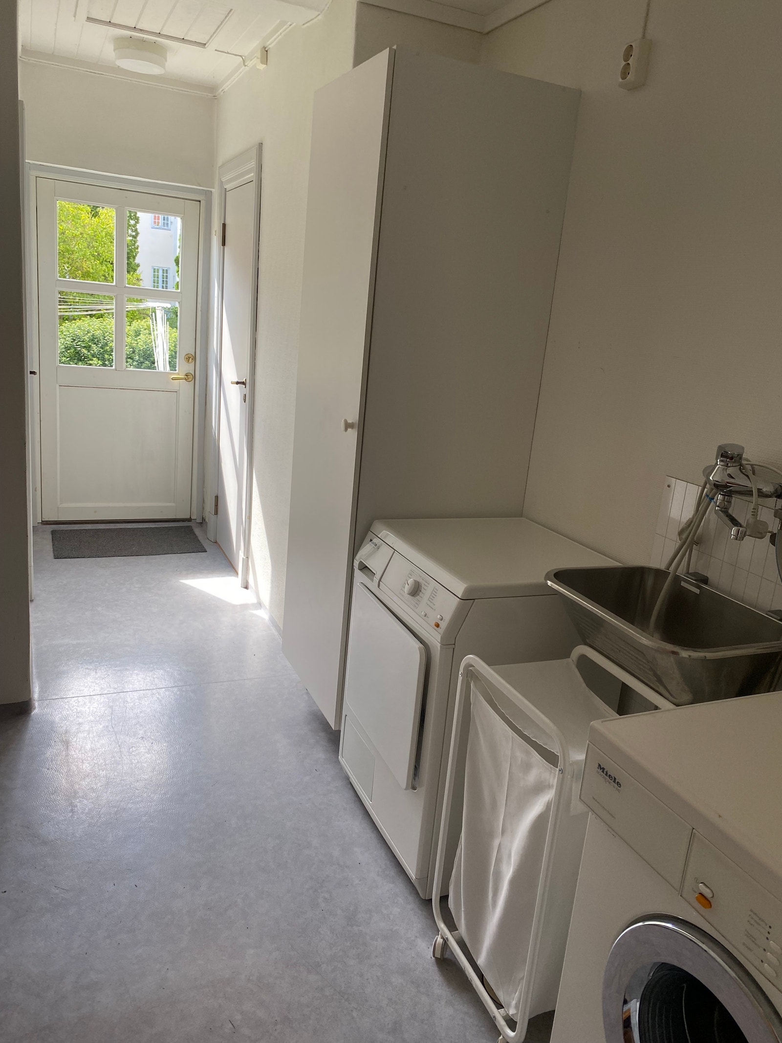 Vaskerom med utgang til hagen Galleribilde