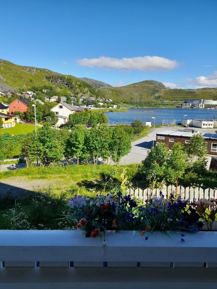 Utsikten over Storvannet i syd, veranda pyntet i tidligere leieforhold Galleribilde