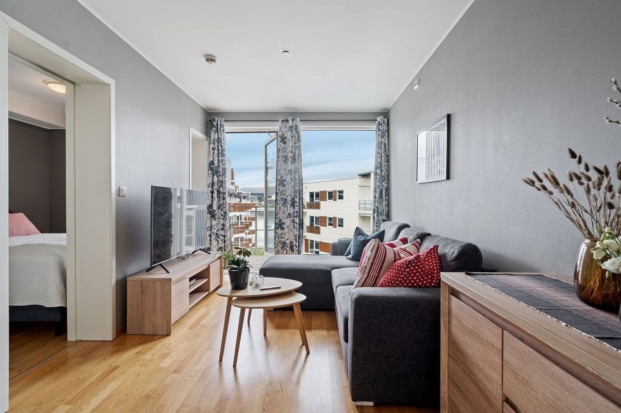 Tv, tv bord og stuebord er byttet ut med nytt Galleribilde