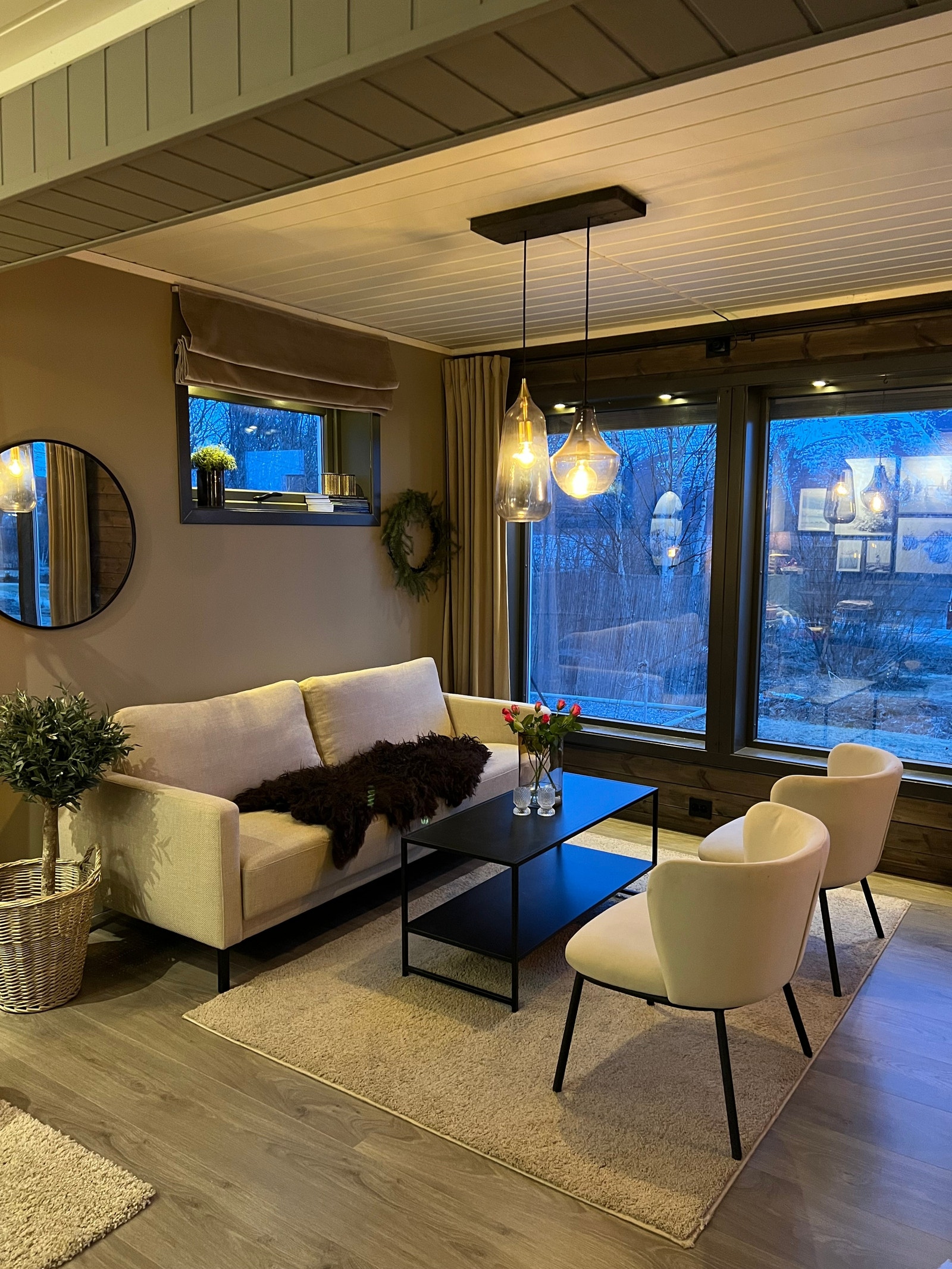 Stue med store vindusflater Galleribilde