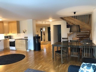 Stue mot trapp opp 2 etaje, samt 1 soverom 1 etasje Galleribilde