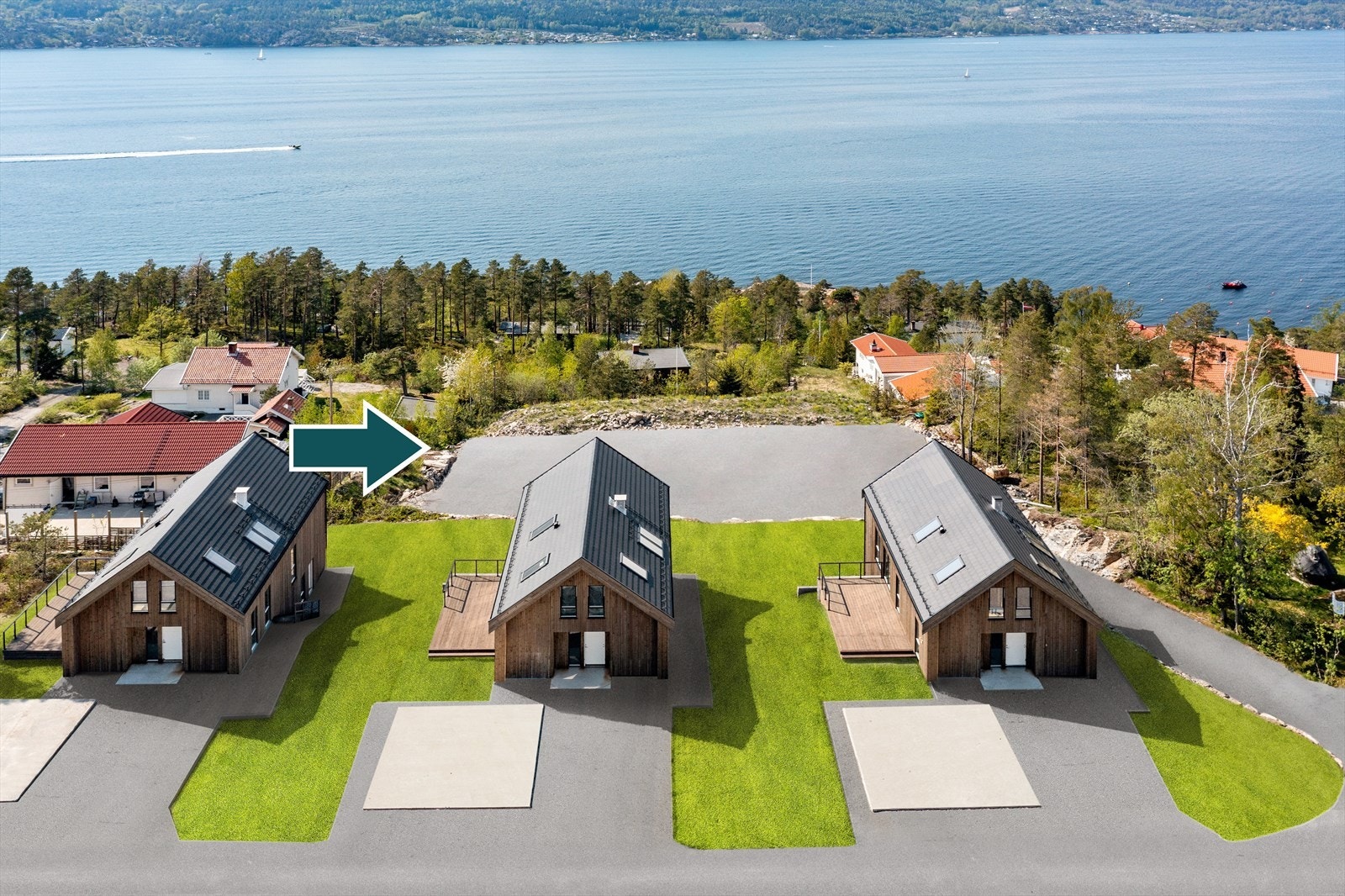 Bildet er av eksisterende bebyggelse i Strandveien 83. De nye husene som nå skal selges skal bygges på tomten nærmest sjøen. ( Illustrasjonsfoto, redigert plen samt adkomstveier. Noe avvik vil forekomme) Galleribilde