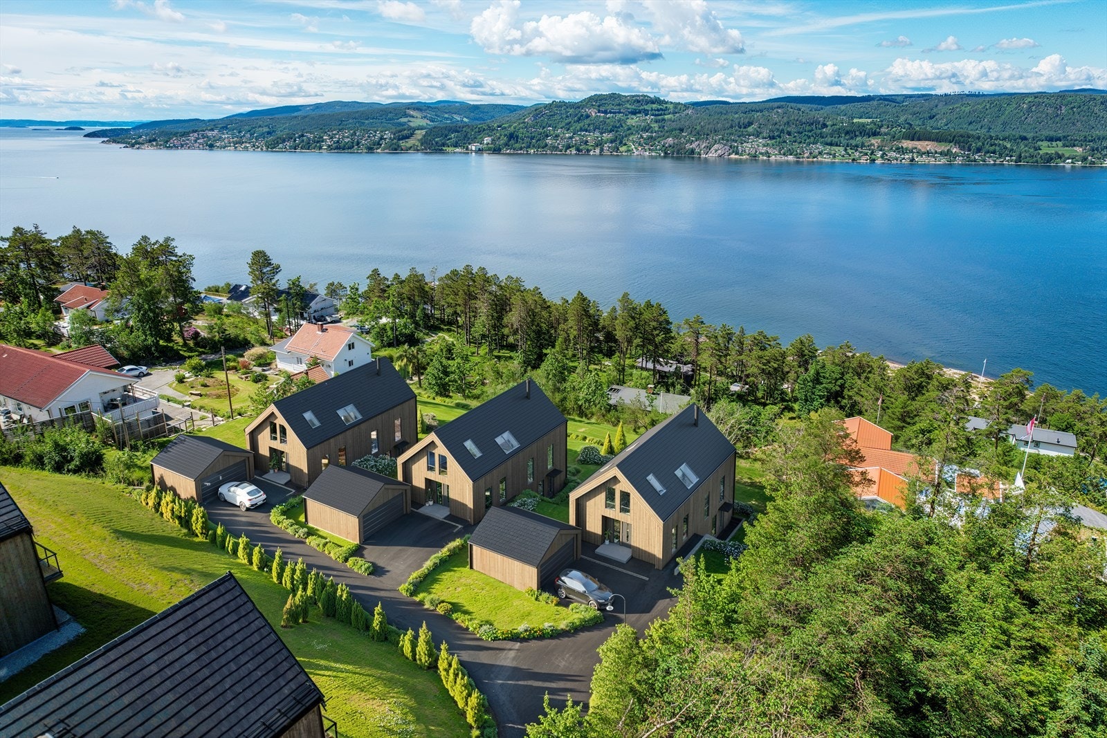 Nå kommer eneboligene på det fremste tomtefeltet mot sjøen i Strandveien for salg. 3 romslige familieboliger med svært gode kvaliteter og panoramautsikt til Oslofjorden. ( Illustrasjonsfoto. Noe avvik vil forekomme) Galleribilde