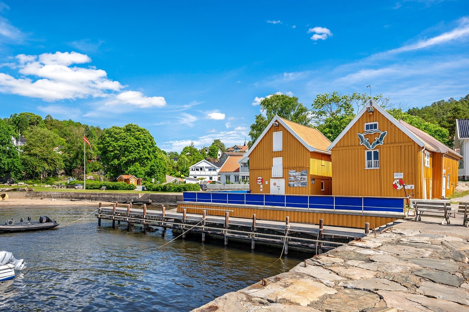 Hvitsten Brygge som man kjenner igjen bla. annet fra TV-serien "Neste sommer". Galleribilde
