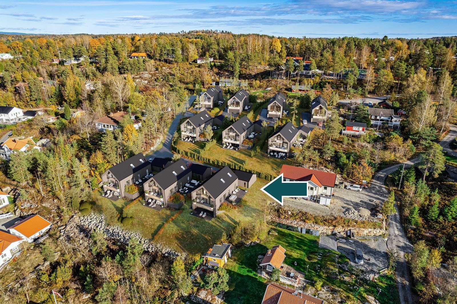 Boligene er svært innholdsrike og er over 2 etasjer, samt sokkeletasje som kan innredes med hybel. Oversiktsbilde sett fra sjøen. ( Illustrasjonsfoto. Noe avvik vil forekomme) Galleribilde