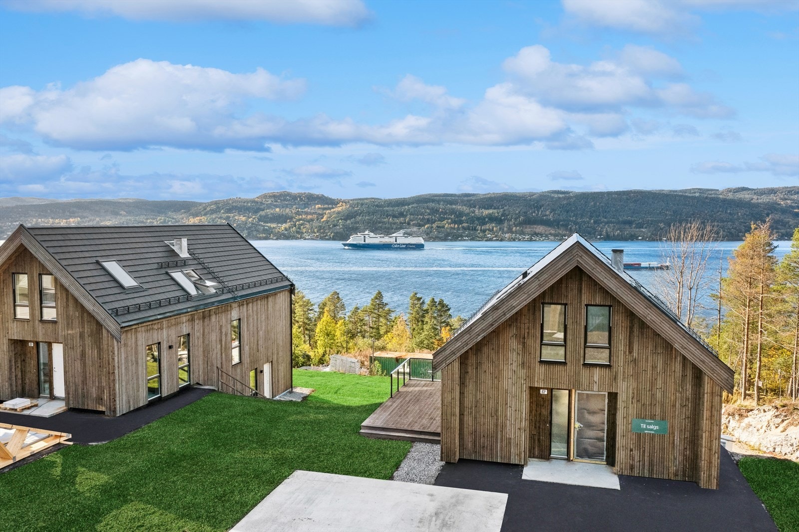 Bildet er fra tilsvarende eneboliger i Strandveien 83. Eneboligene som nå skal bygges vil komme foran disse boligene, nærmere sjøen. Galleribilde