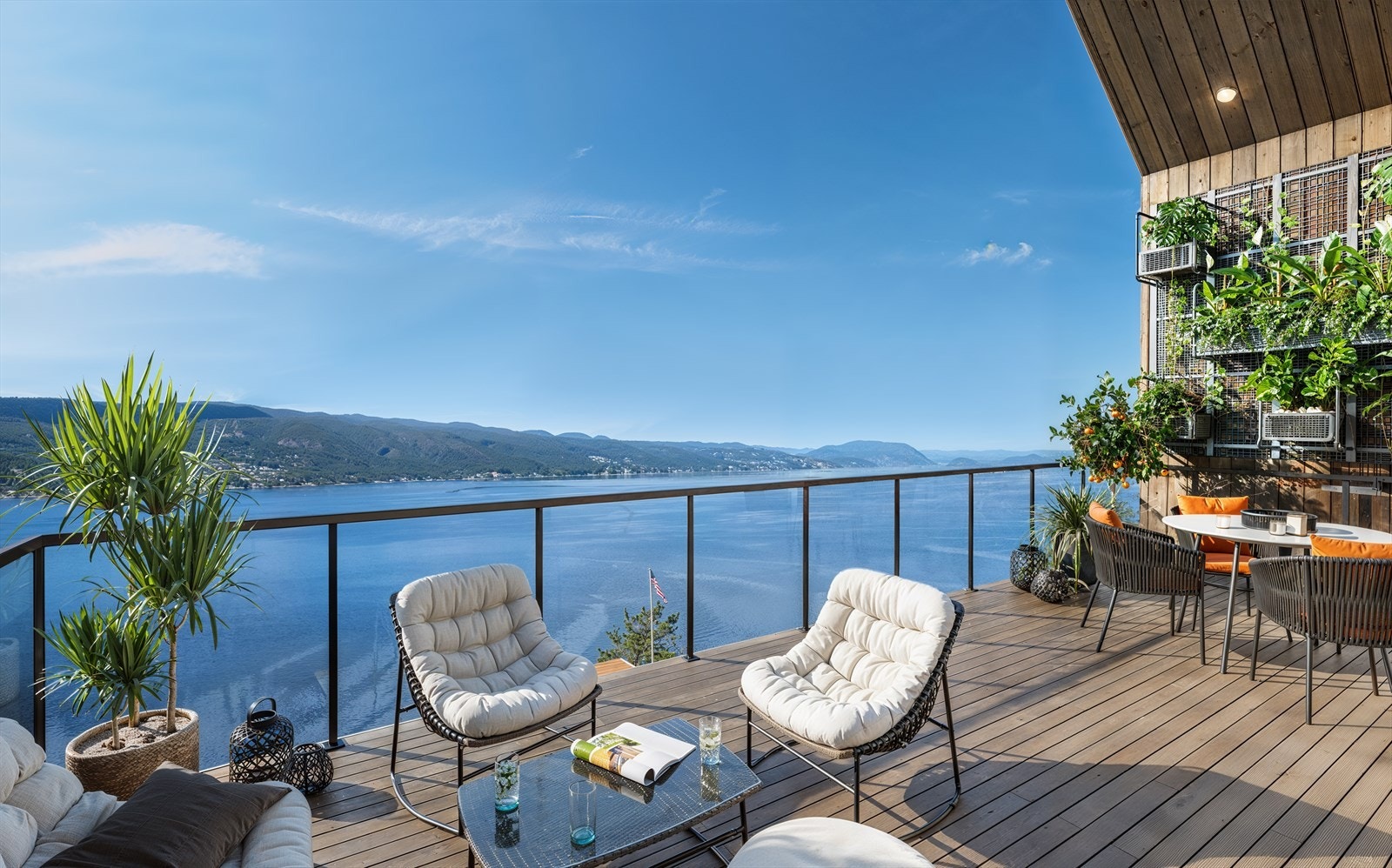 Med utgang fra stuen er det en solrik balkong med 180° panoramautsikt mot Oslo fjorden! ( Illustrasjonsfoto, noe avvik vil forekomme) Galleribilde