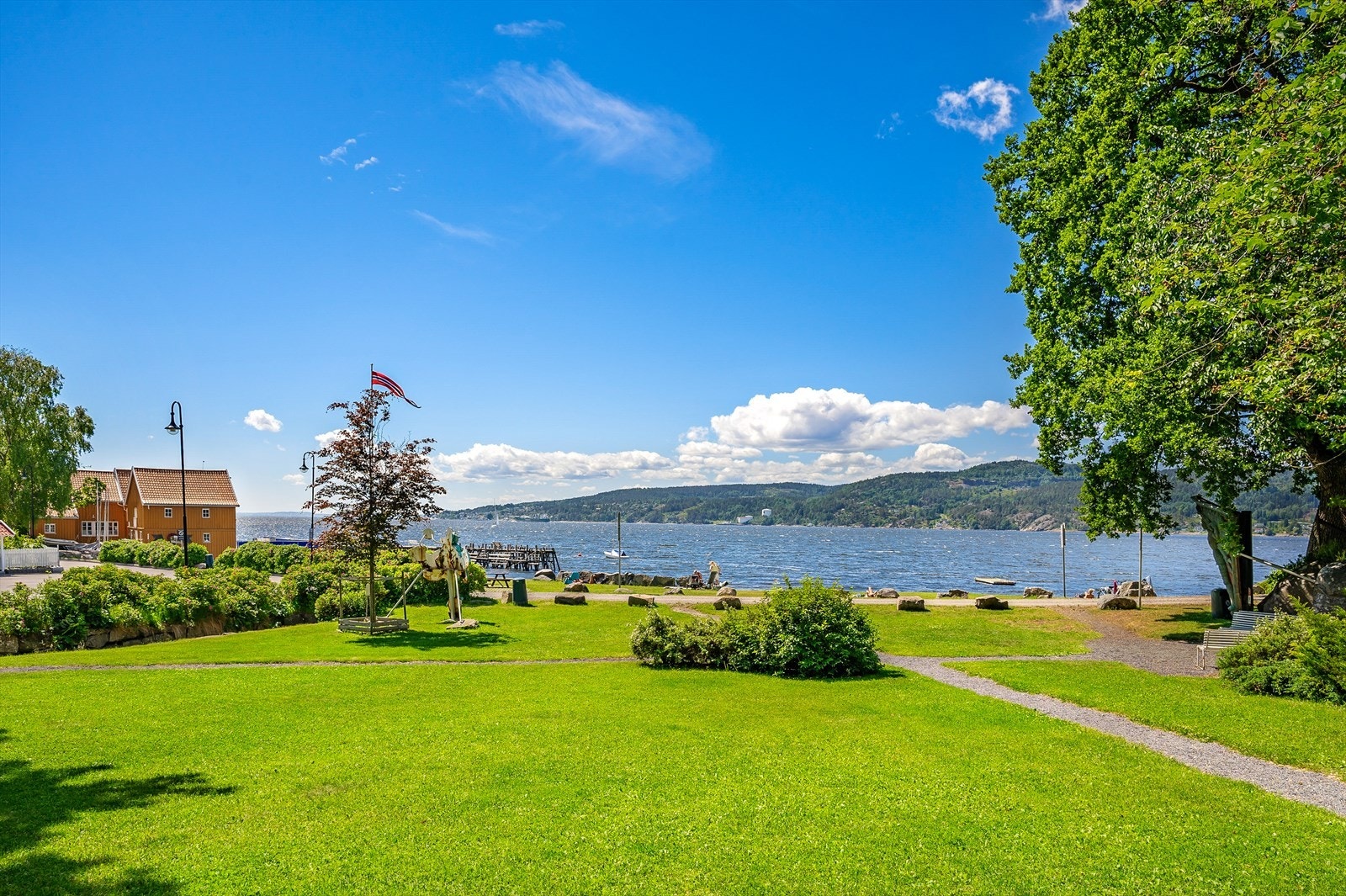Flott park ved torget i Hvitsten. Parken er utsmykket med gallionsfigurer fra en rekke av Fred Olsens båter. Galleribilde