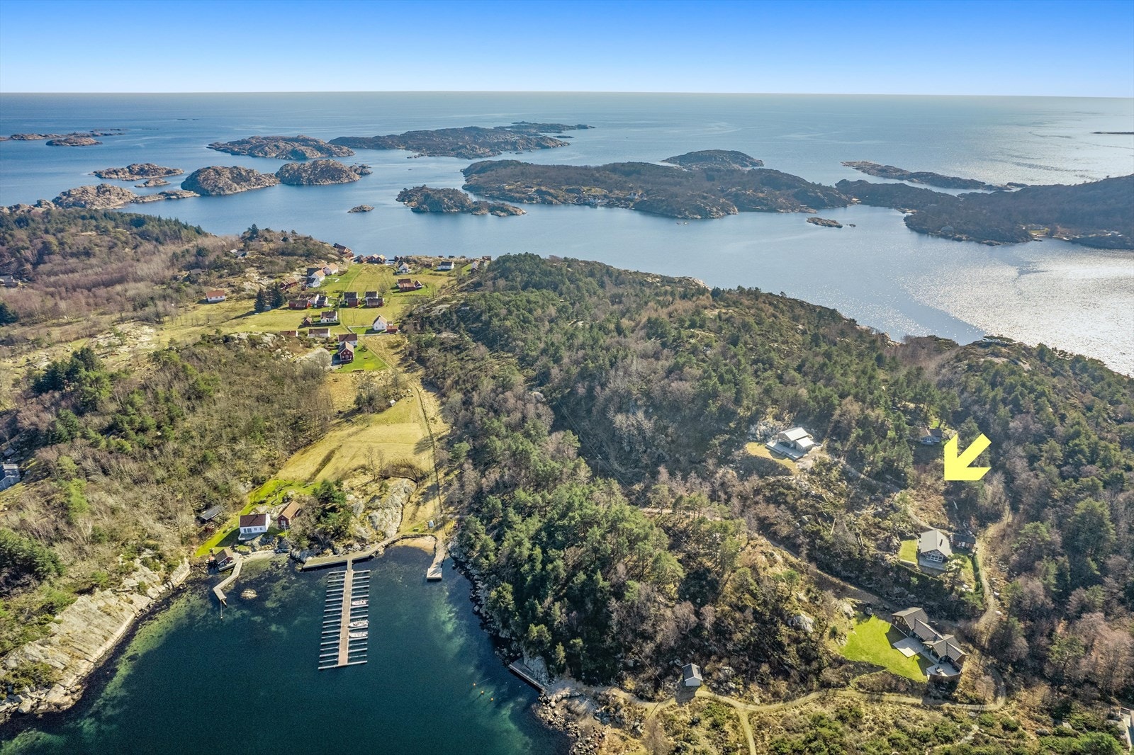 Det er fin sjøutsikt mot nordøst. Lun beliggenhet. Tomtene med de prosjekterte hyttene ligger på en høyde slik at man sommerstid får sol store deler av dagen Galleribilde