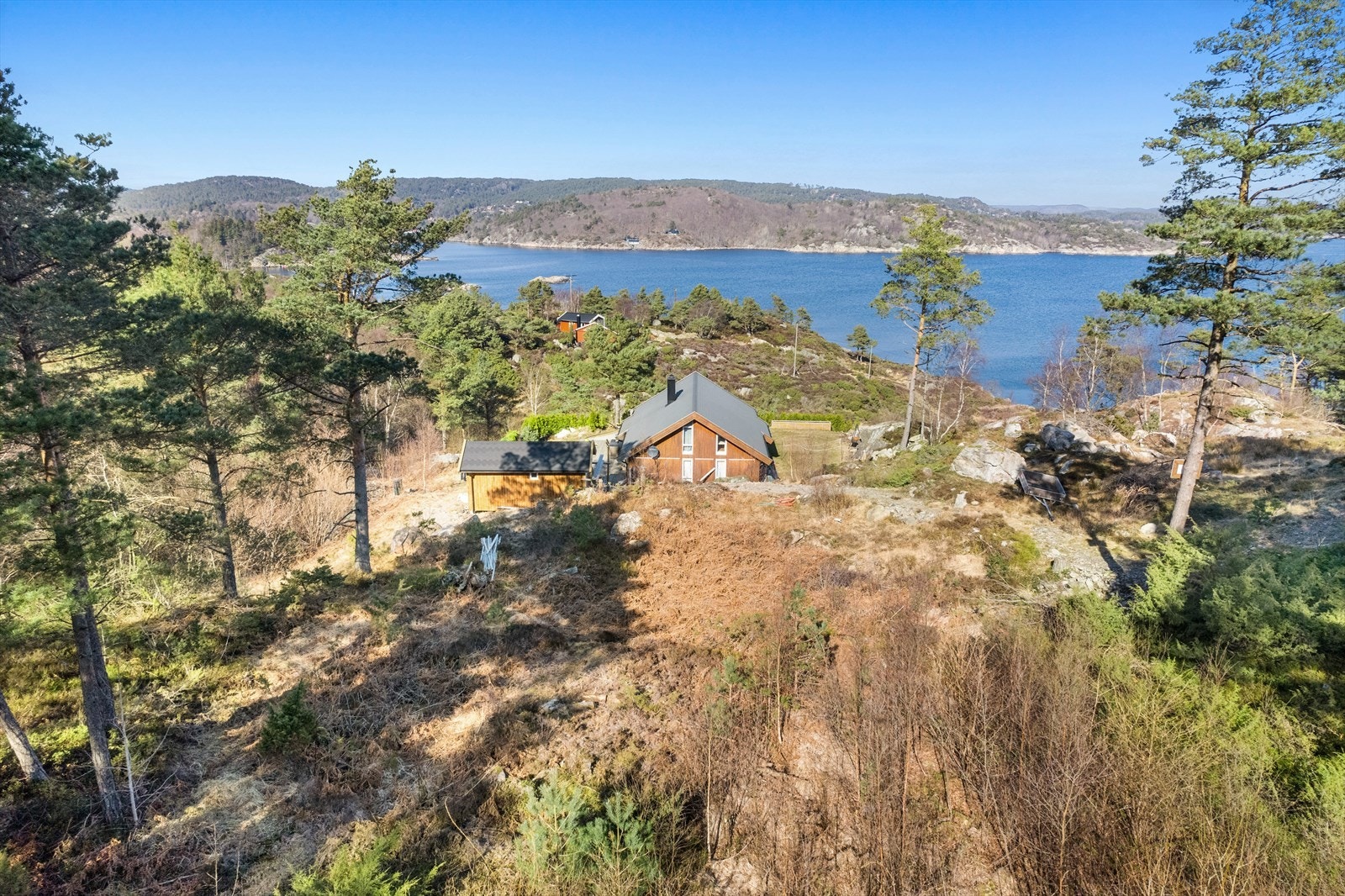 Det er fin sjøutsikt mot nordøst. Lun beliggenhet. Galleribilde