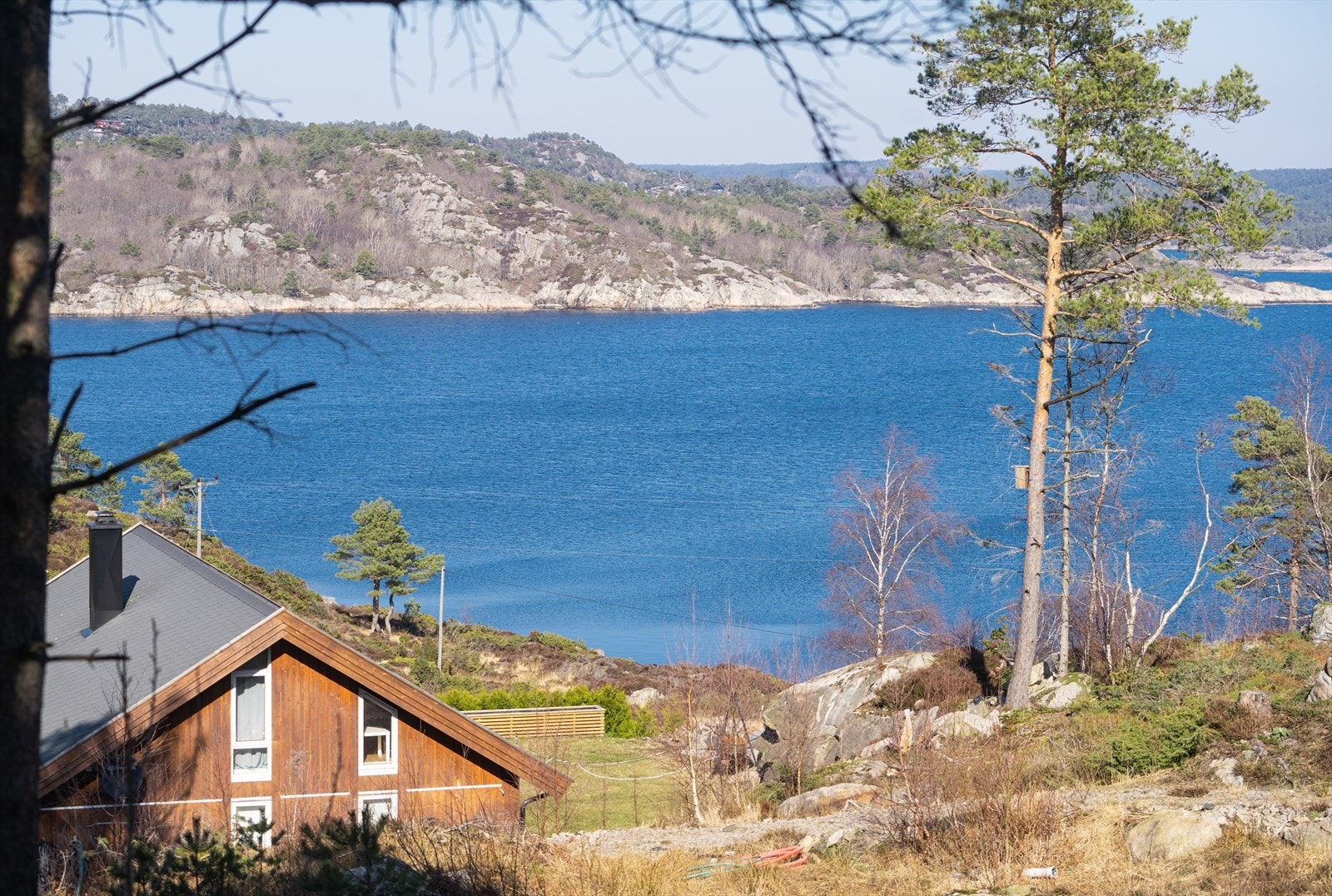 Hyttene ligger på en høyde slik at man sommerstid får sol store deler av dagen. Galleribilde