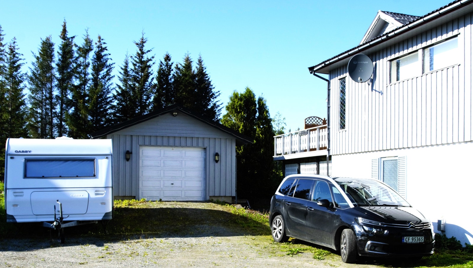 Parkering foran garasje Galleribilde