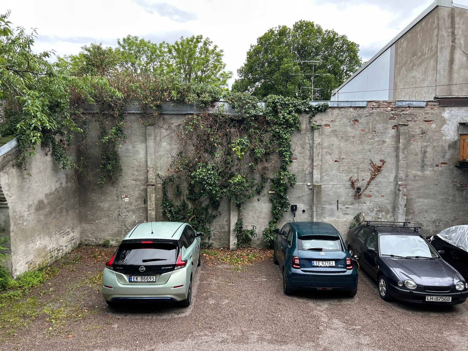 Parkeringsplassen helt til venstre har mer plass enn på bildet Galleribilde