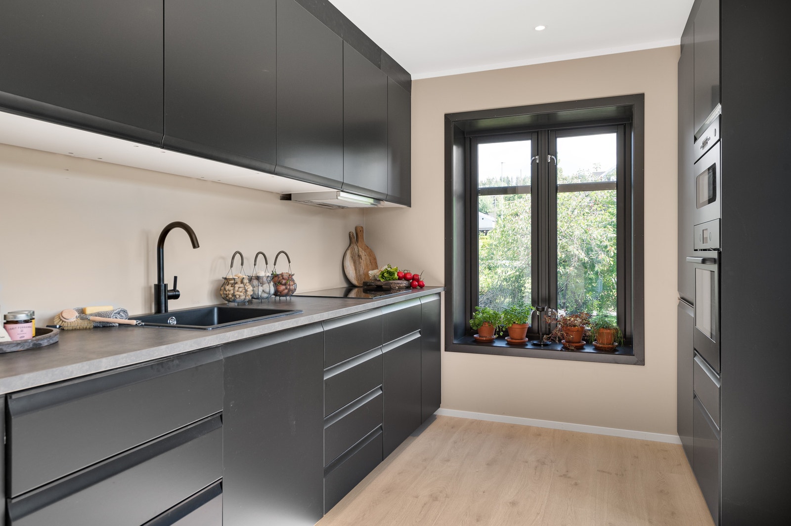 Kjøkken 1. etg. Moderne kjøkkeninnredning fra 2024 Galleribilde