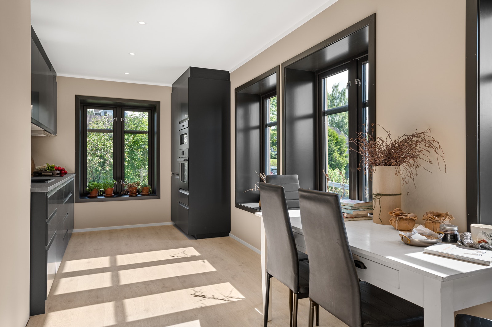 Kjøkken 1. etg. Romslig kjøkken alle fasiliteter og hyggelig spisestue Galleribilde